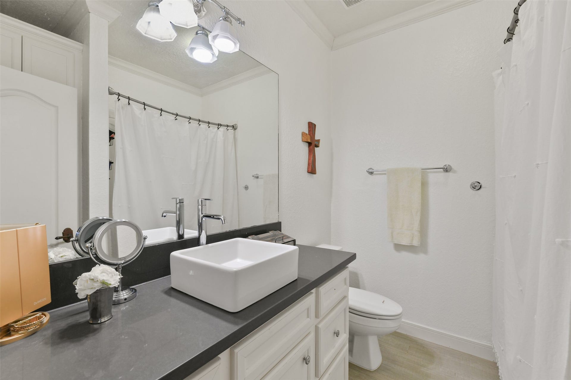 1913 Lundy Lane, Friendswood, TX 77546 Full Hall Bath #2