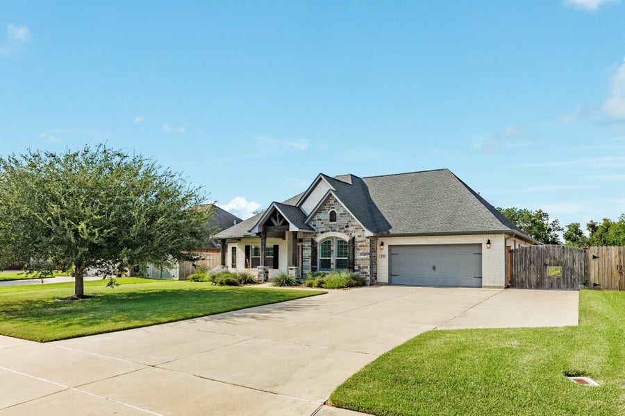 Property photo for 232 Creekside Lane, Lake Jackson, TX