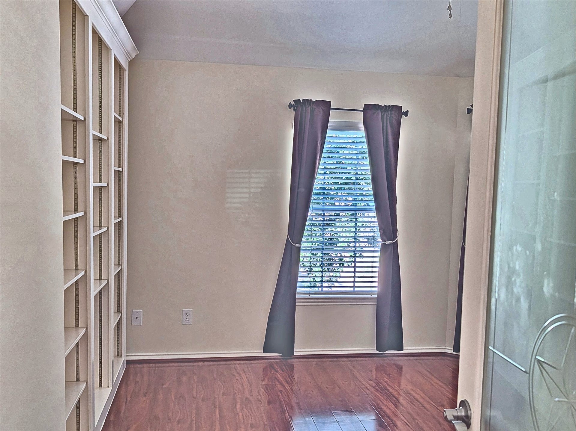4023 Creek Ridge Lane, Missouri City, TX 77459 Versatile study / home office enclosed by French doors.