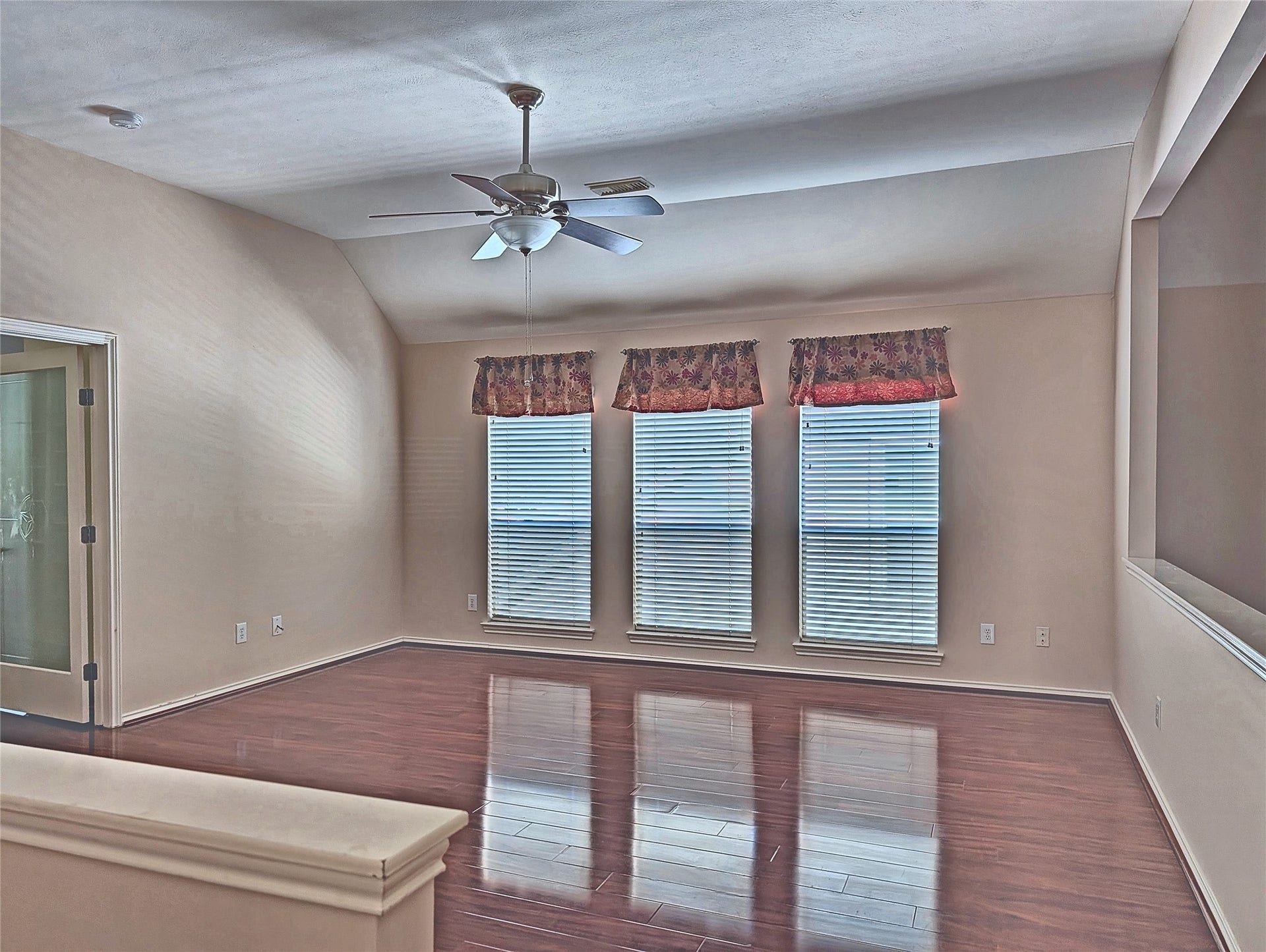 4023 Creek Ridge Lane, Missouri City, TX 77459 Massive upstairs game room / loft flex space with triple windows.