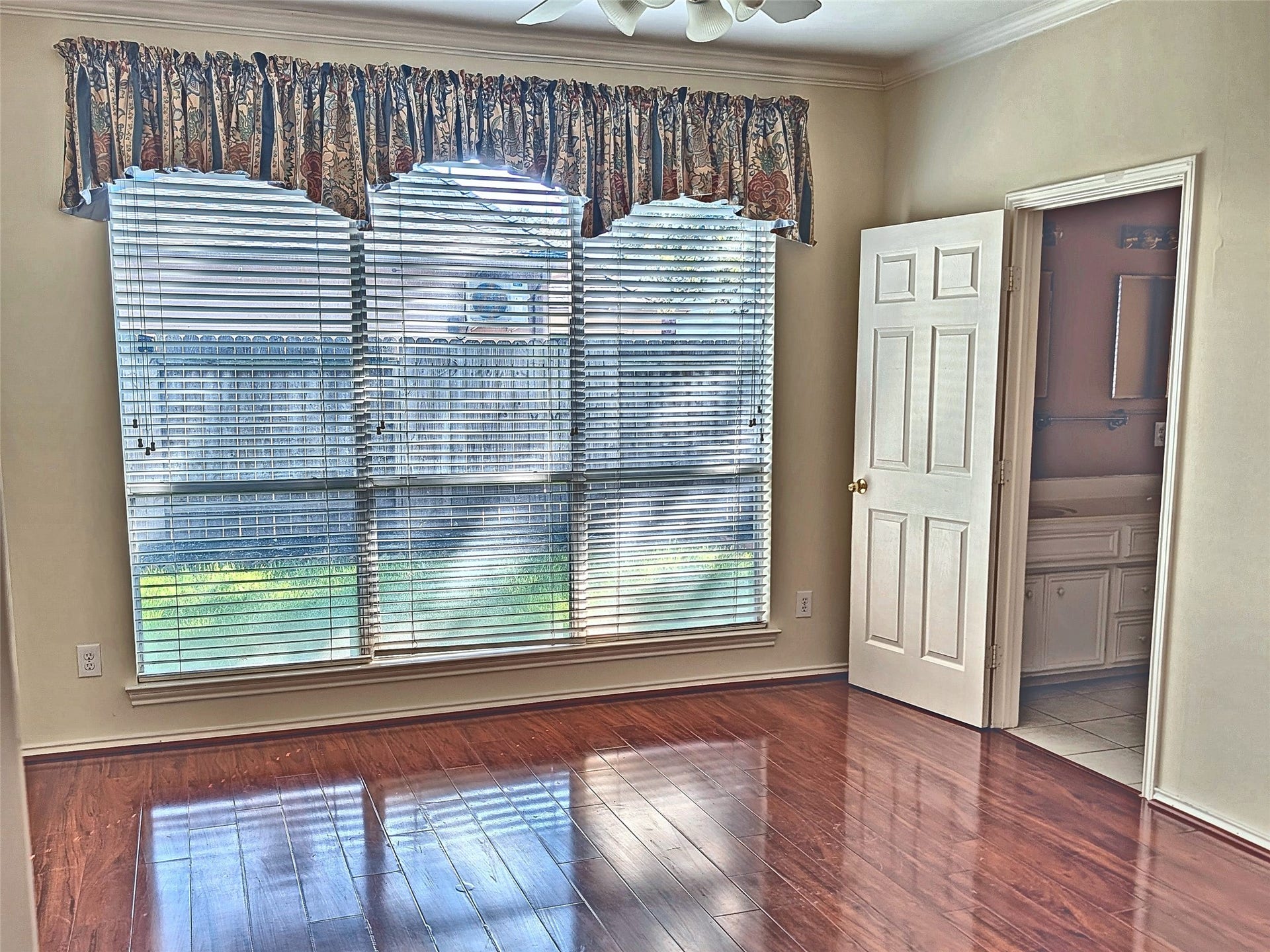 4023 Creek Ridge Lane, Missouri City, TX 77459 Downstairs primary bedroom retreat with bay windows and wood floors.