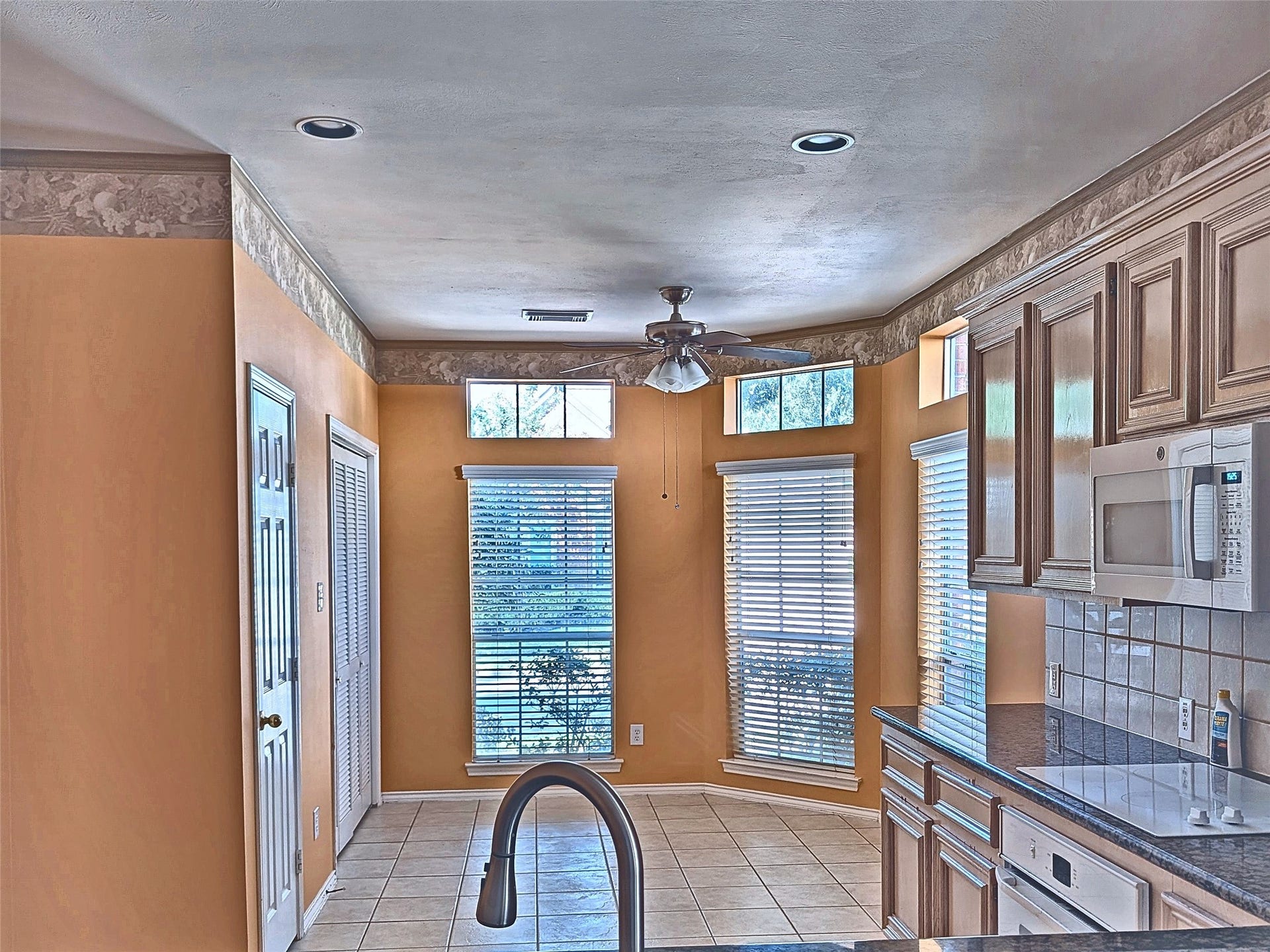 4023 Creek Ridge Lane, Missouri City, TX 77459 Chef's kitchen with raised breakfast bar and sunny bay window breakfast nook.