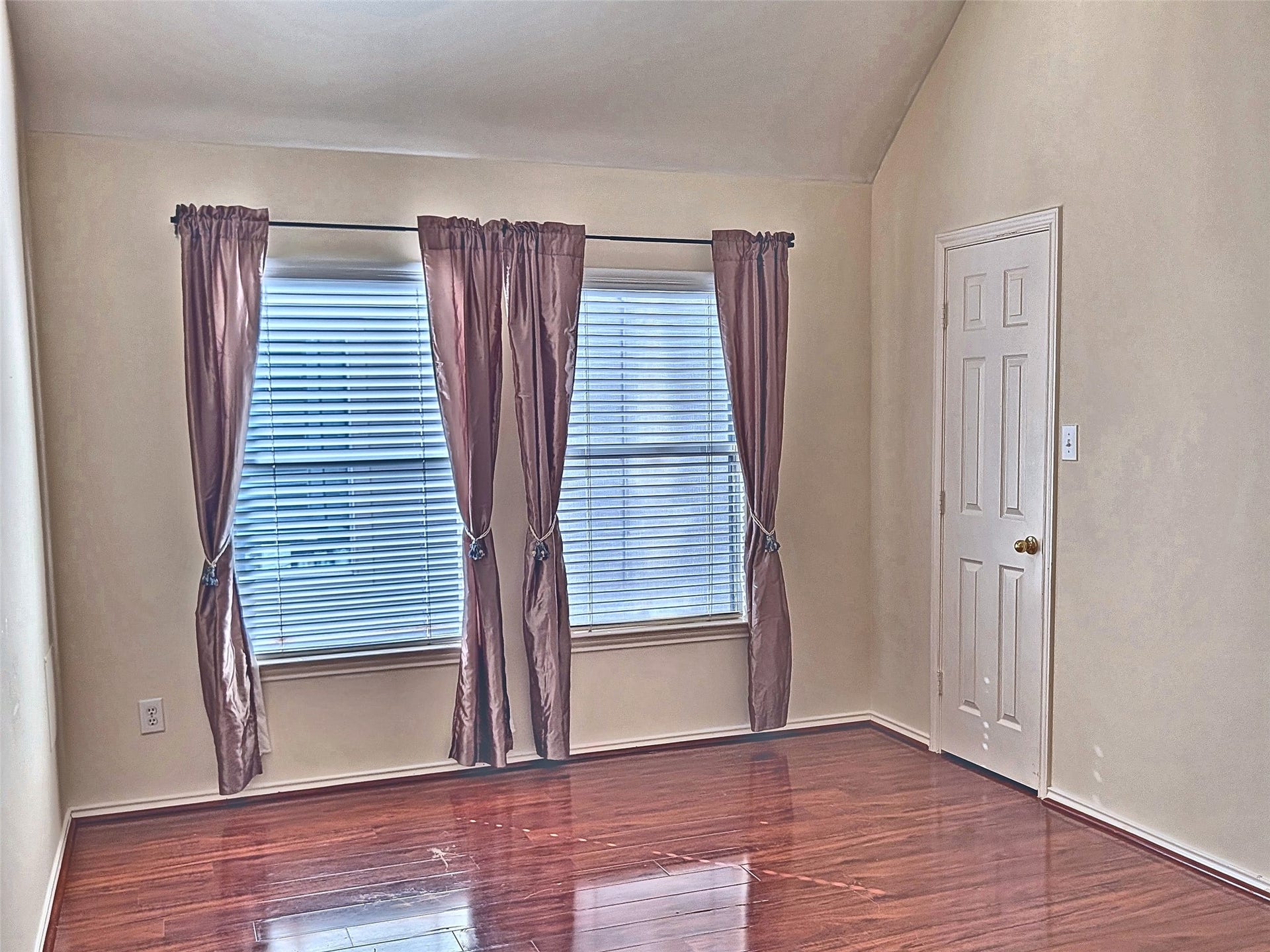 4023 Creek Ridge Lane, Missouri City, TX 77459 Spacious secondary bedroom with tray ceiling and cooling ceiling fan.