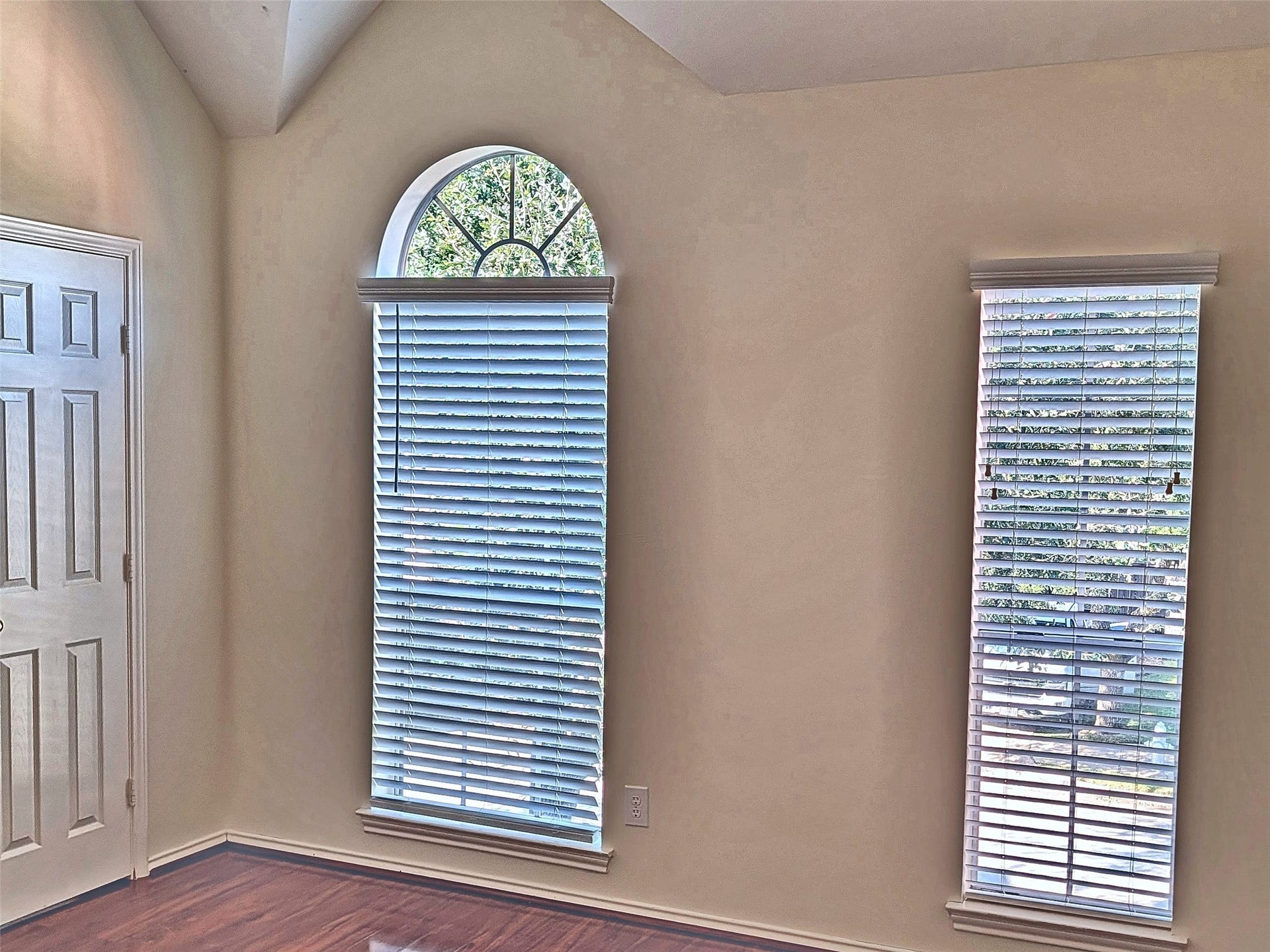 4023 Creek Ridge Lane, Missouri City, TX 77459 Upstairs bedroom with architectural vaulted ceiling and arched window.