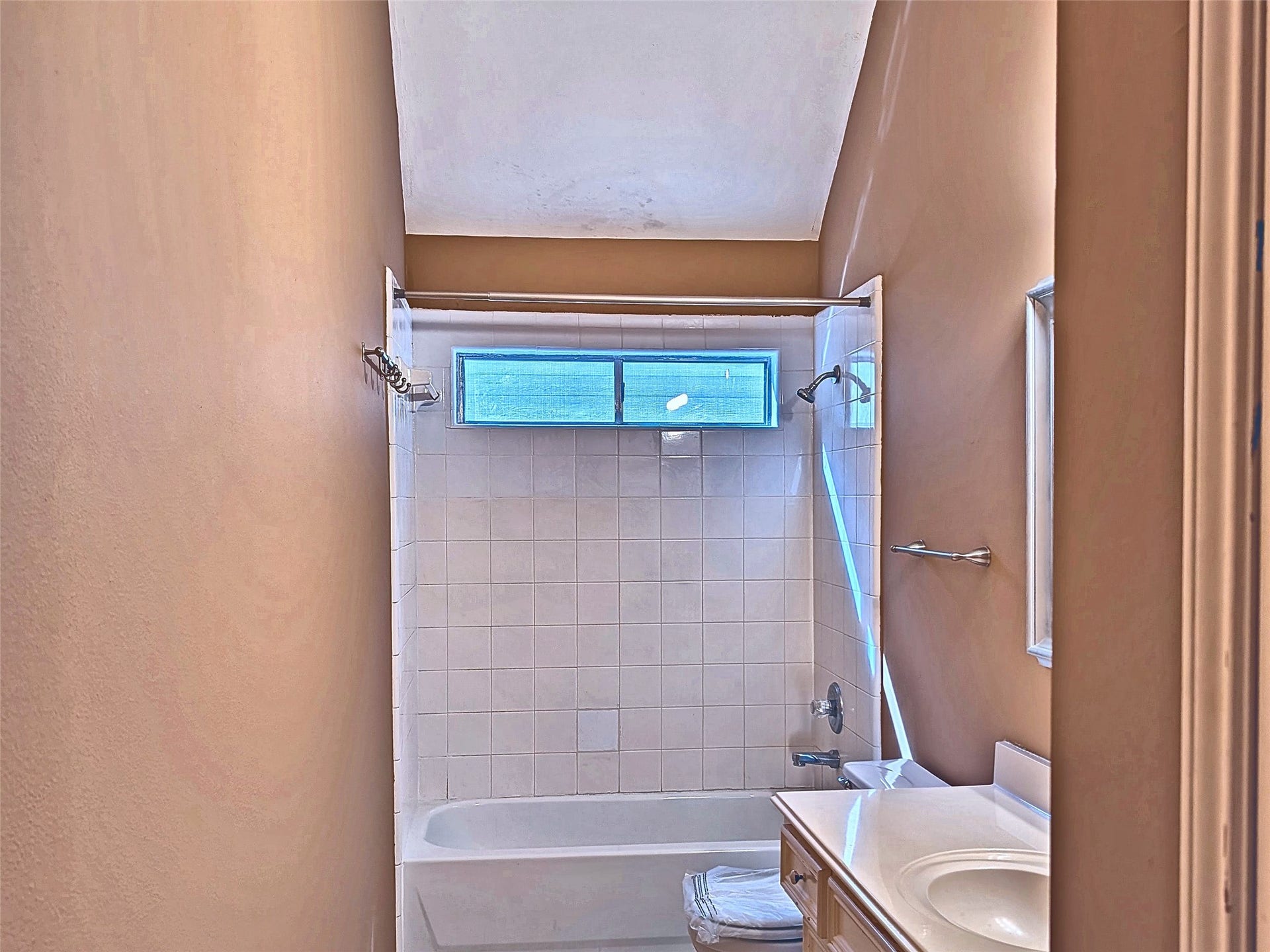4023 Creek Ridge Lane, Missouri City, TX 77459 Second-floor full bathroom with extended vanity and tub/shower combo.