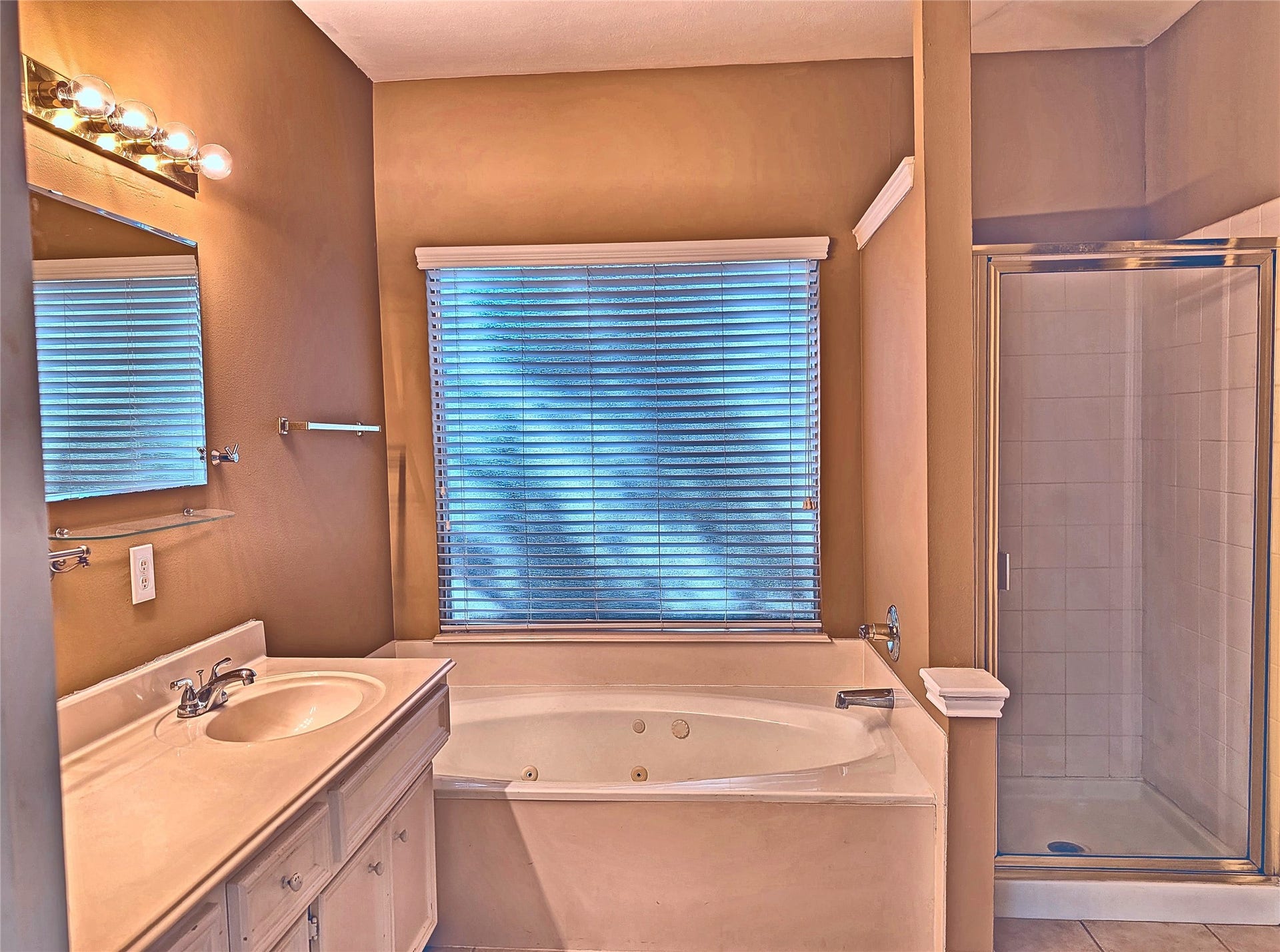 4023 Creek Ridge Lane, Missouri City, TX 77459 Ensuite primary bath with dual sinks, jetted soaking tub, and separate shower.