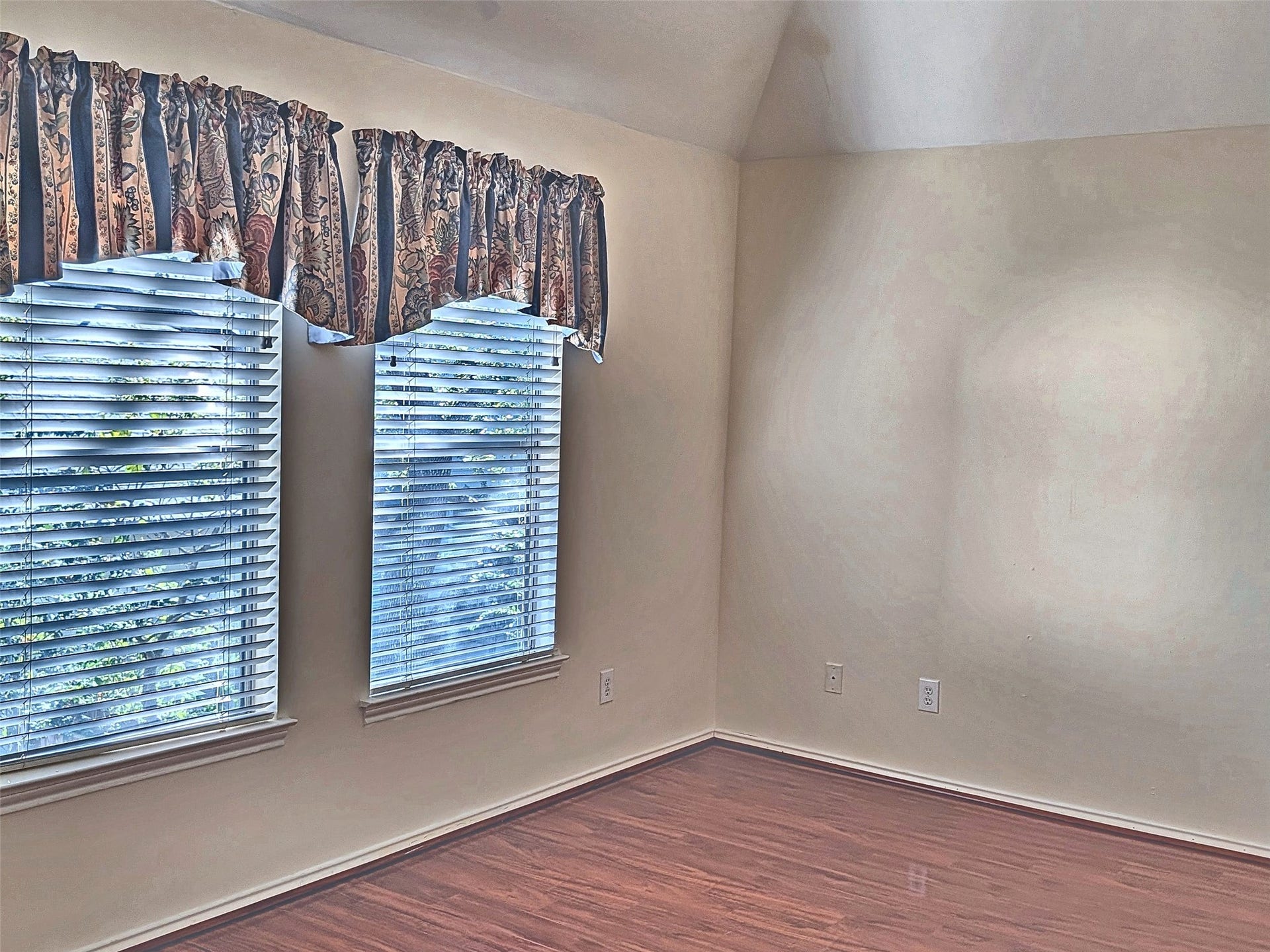 4023 Creek Ridge Lane, Missouri City, TX 77459 Fourth bedroom featuring high vaulted ceilings and double windows.