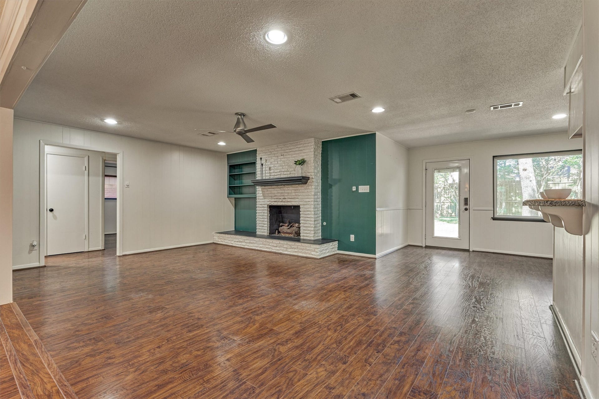 402 Shadywood Circle, Conroe, TX 77304 402 Shadywood Circle, Conroe, TX 77304