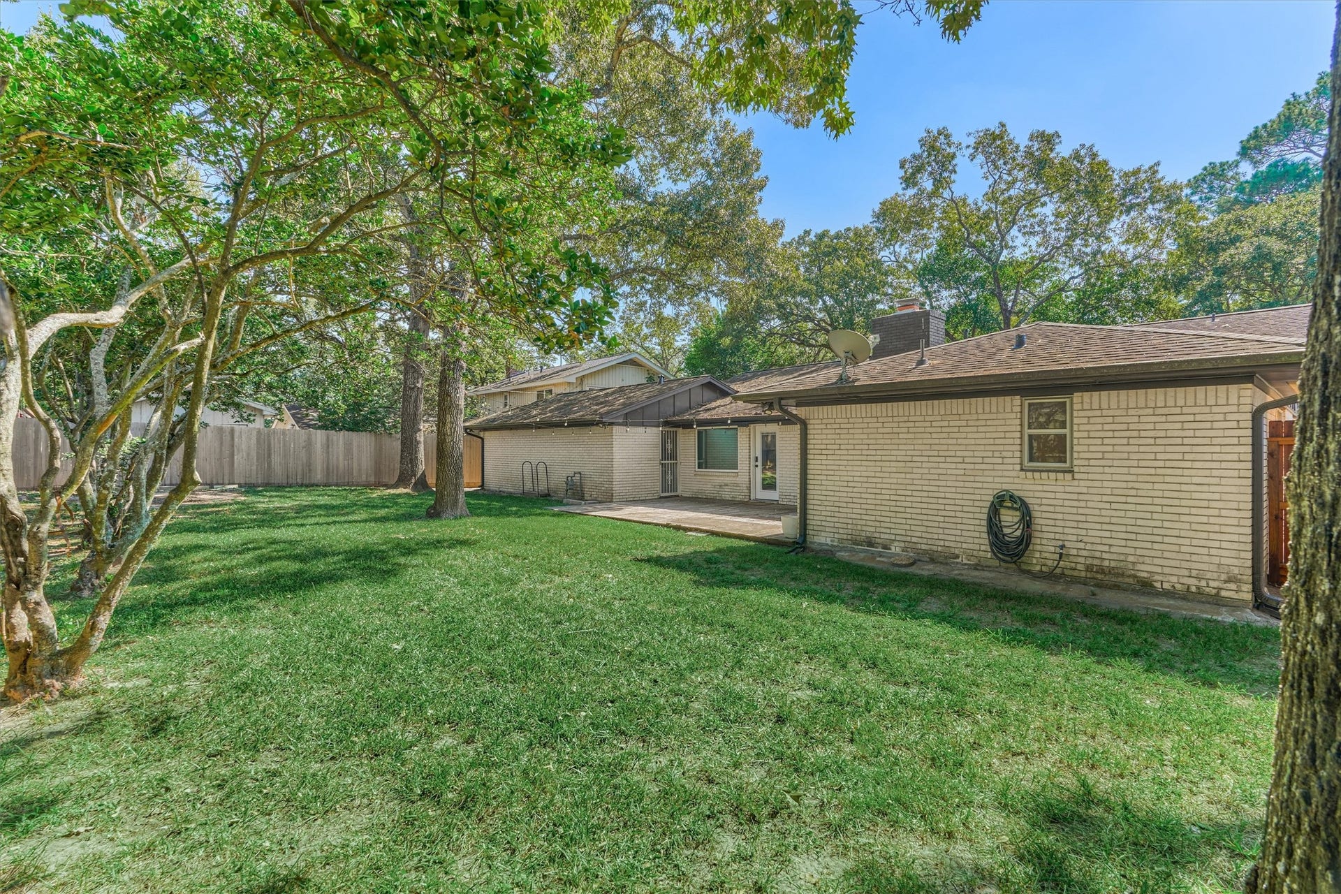 402 Shadywood Circle, Conroe, TX 77304 402 Shadywood Circle, Conroe, TX 77304