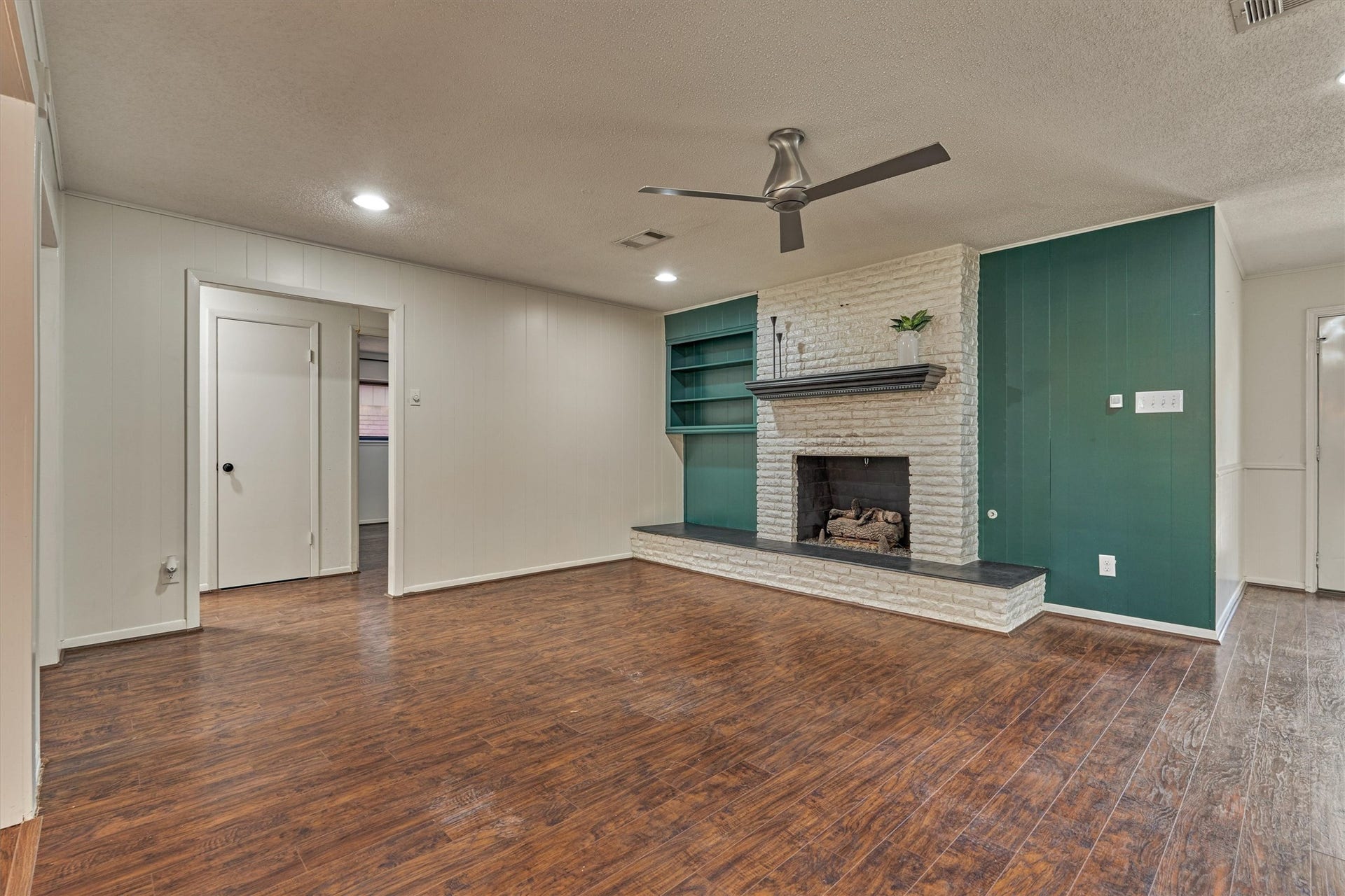 402 Shadywood Circle, Conroe, TX 77304 402 Shadywood Circle, Conroe, TX 77304