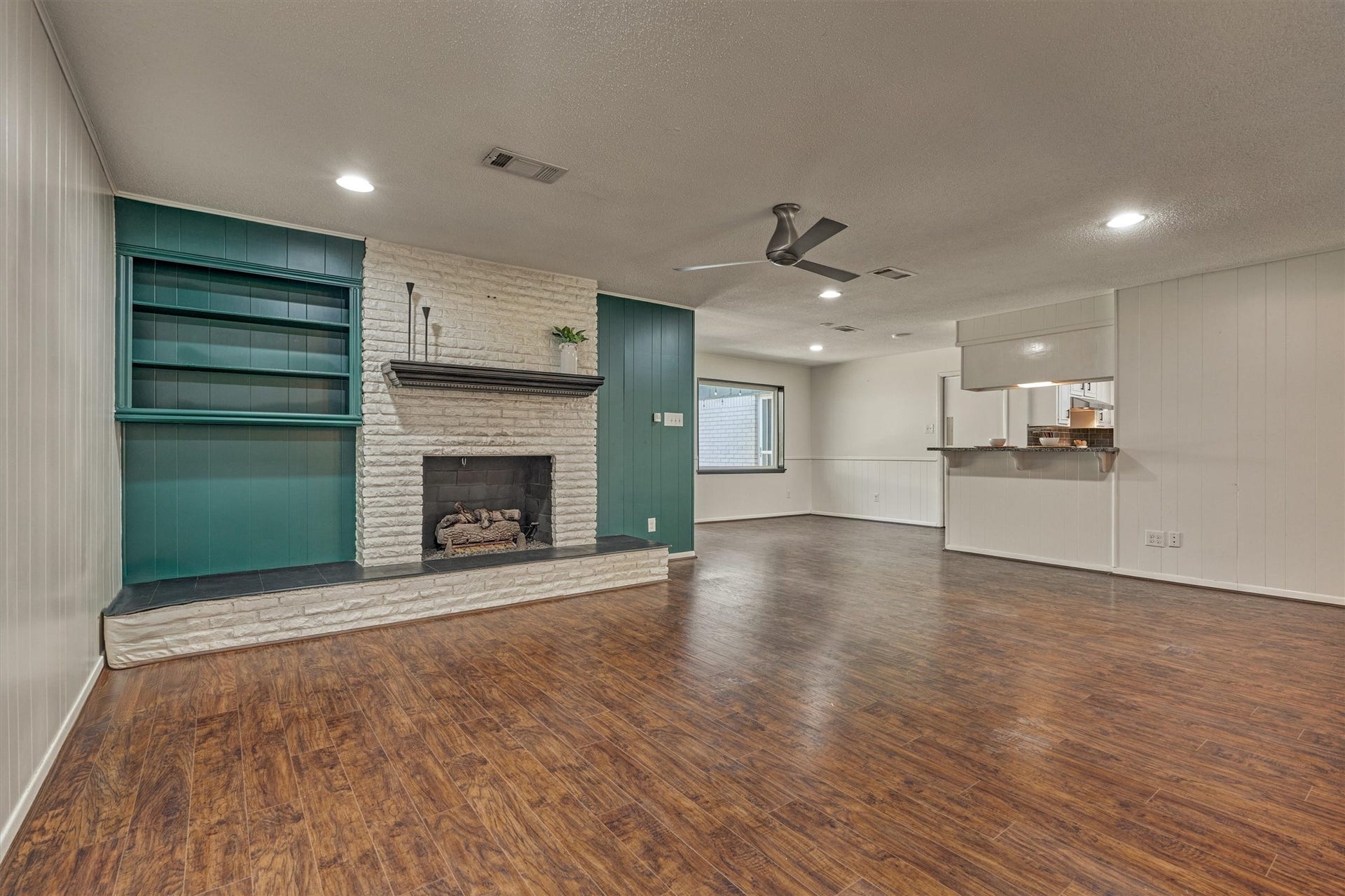 402 Shadywood Circle, Conroe, TX 77304 Fireplace for those cozy nights