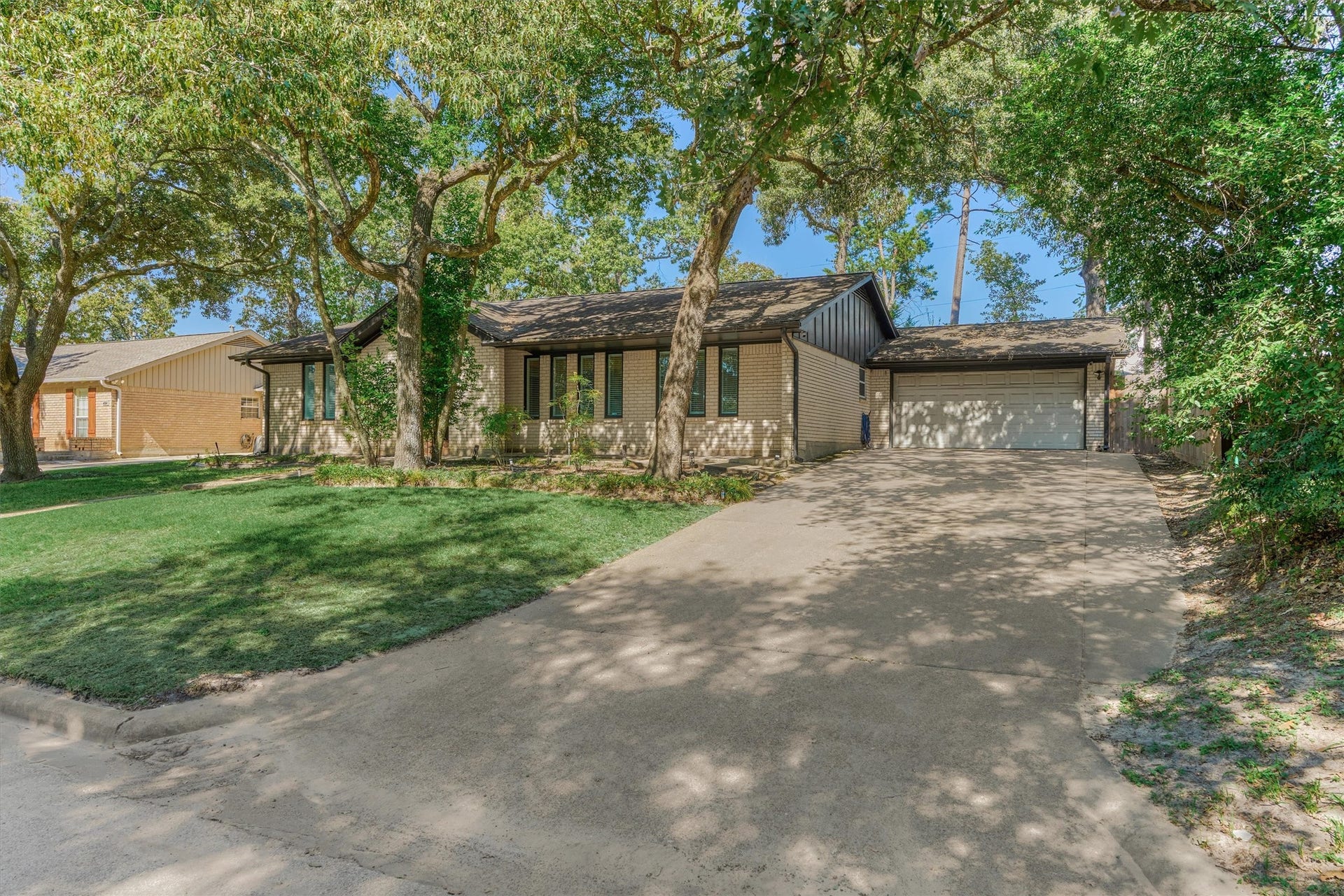 402 Shadywood Circle, Conroe, TX 77304 Charming one-story home featuring an open-concept layout, situated on a cul-de-sac street with an attached two-car garage.