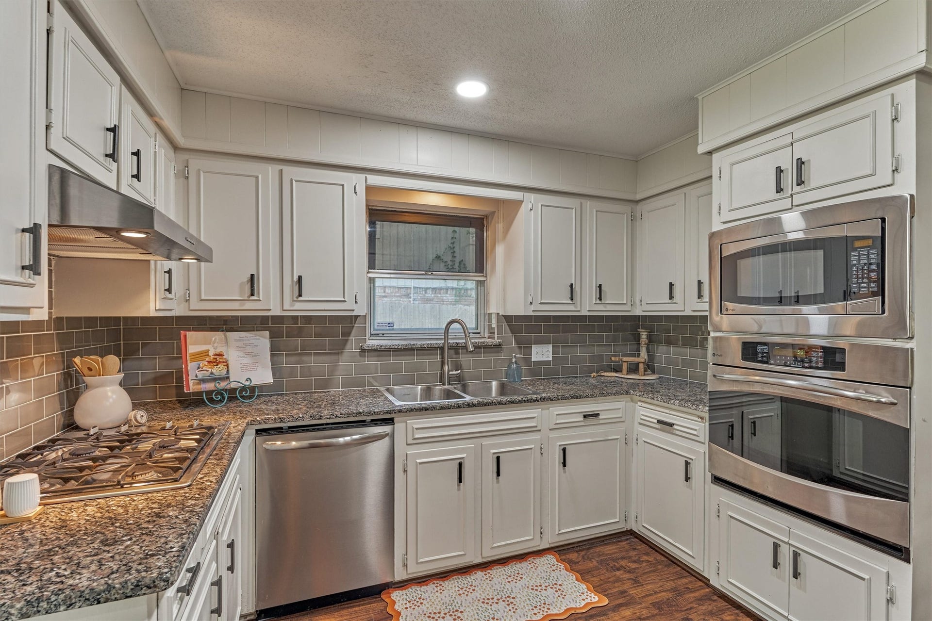 402 Shadywood Circle, Conroe, TX 77304 402 Shadywood Circle, Conroe, TX 77304