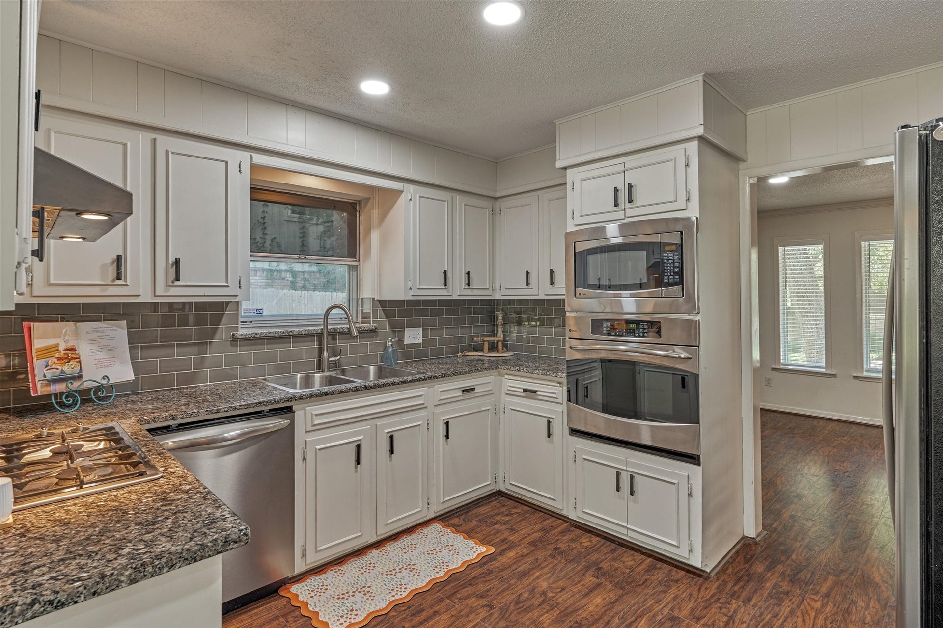 402 Shadywood Circle, Conroe, TX 77304 Updated appliaces