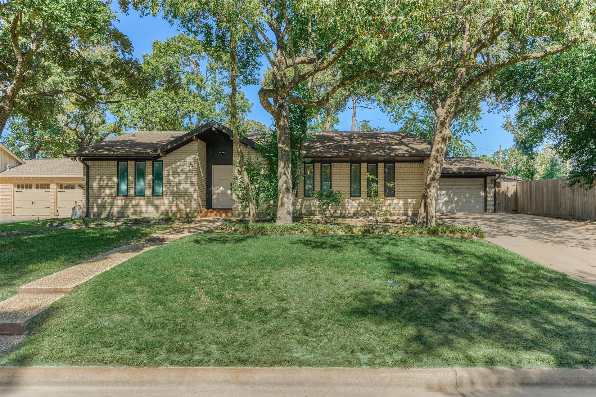 402 Shadywood Circle, Conroe, TX 77304 402 Shadywood Circle, Conroe, TX 77304