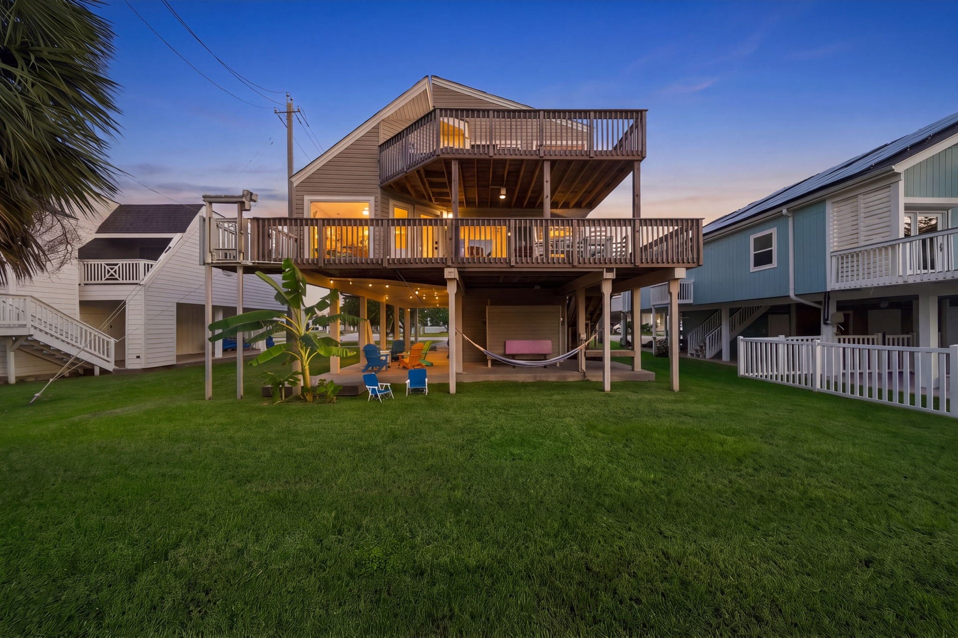 Great yard for games & sunnin'; pop in a fence to contain those pets!