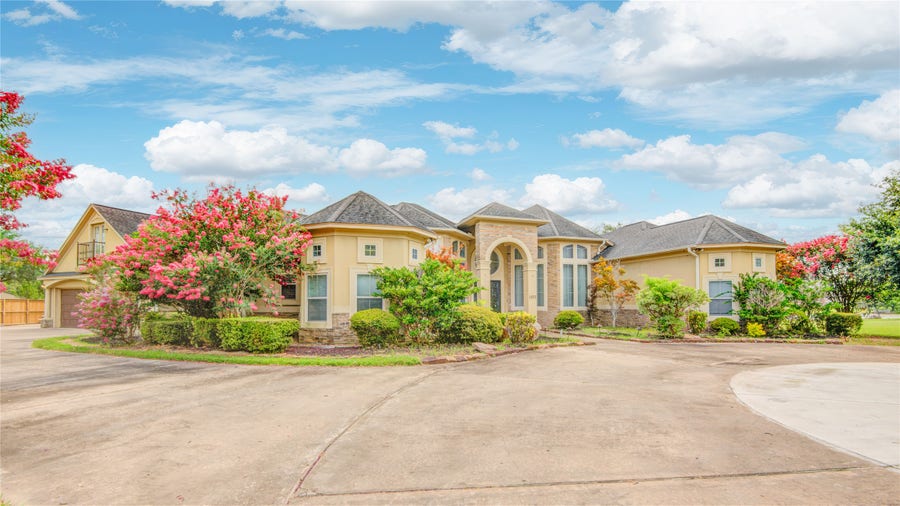 Property photo for 101 Rosewood Street, Lake Jackson, TX