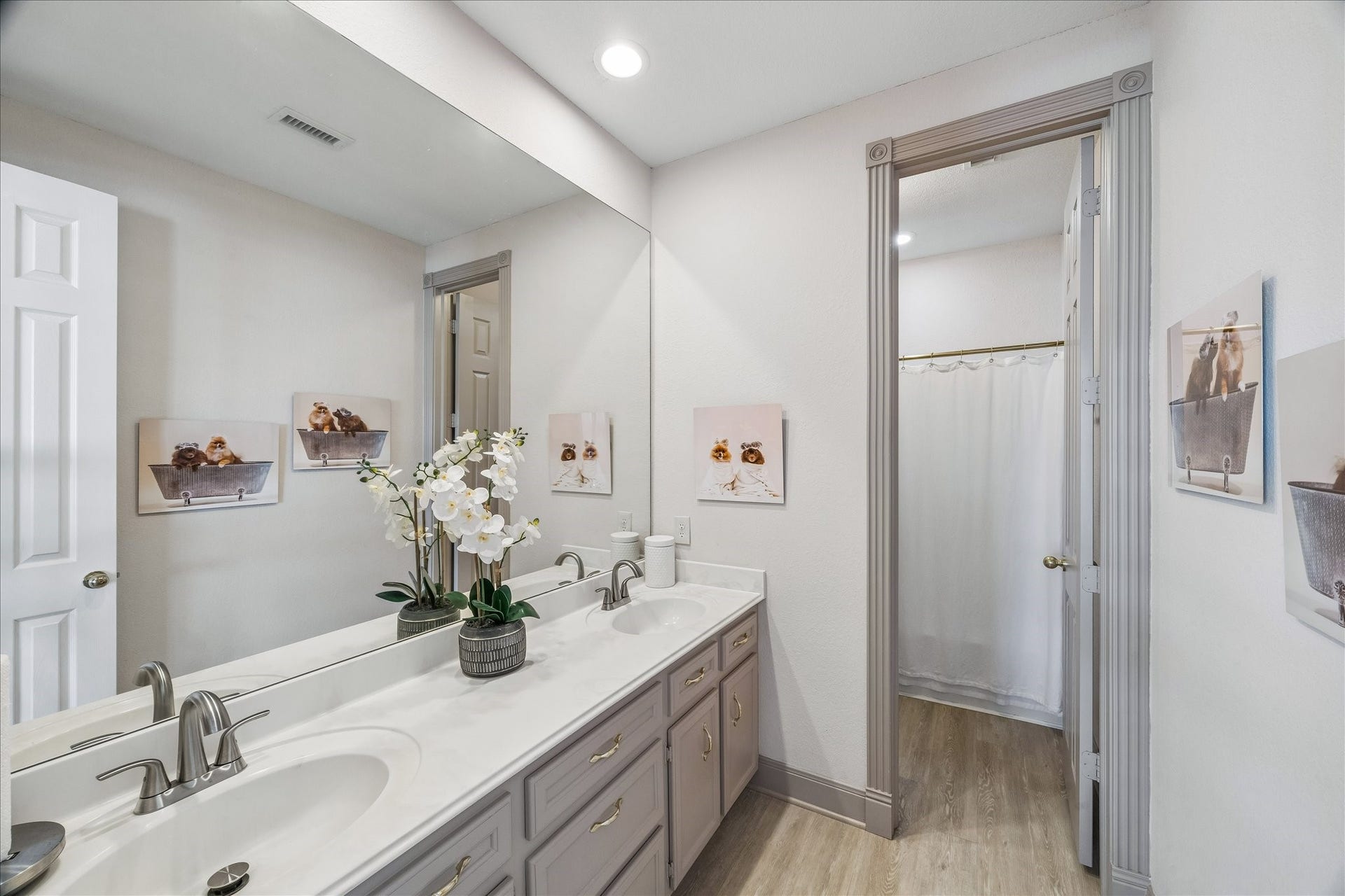 426 Sunset Circle, Tiki Island, TX 77554 2nd Primary Bedroom full bath with double sink. New faucets & towel bars have been added.