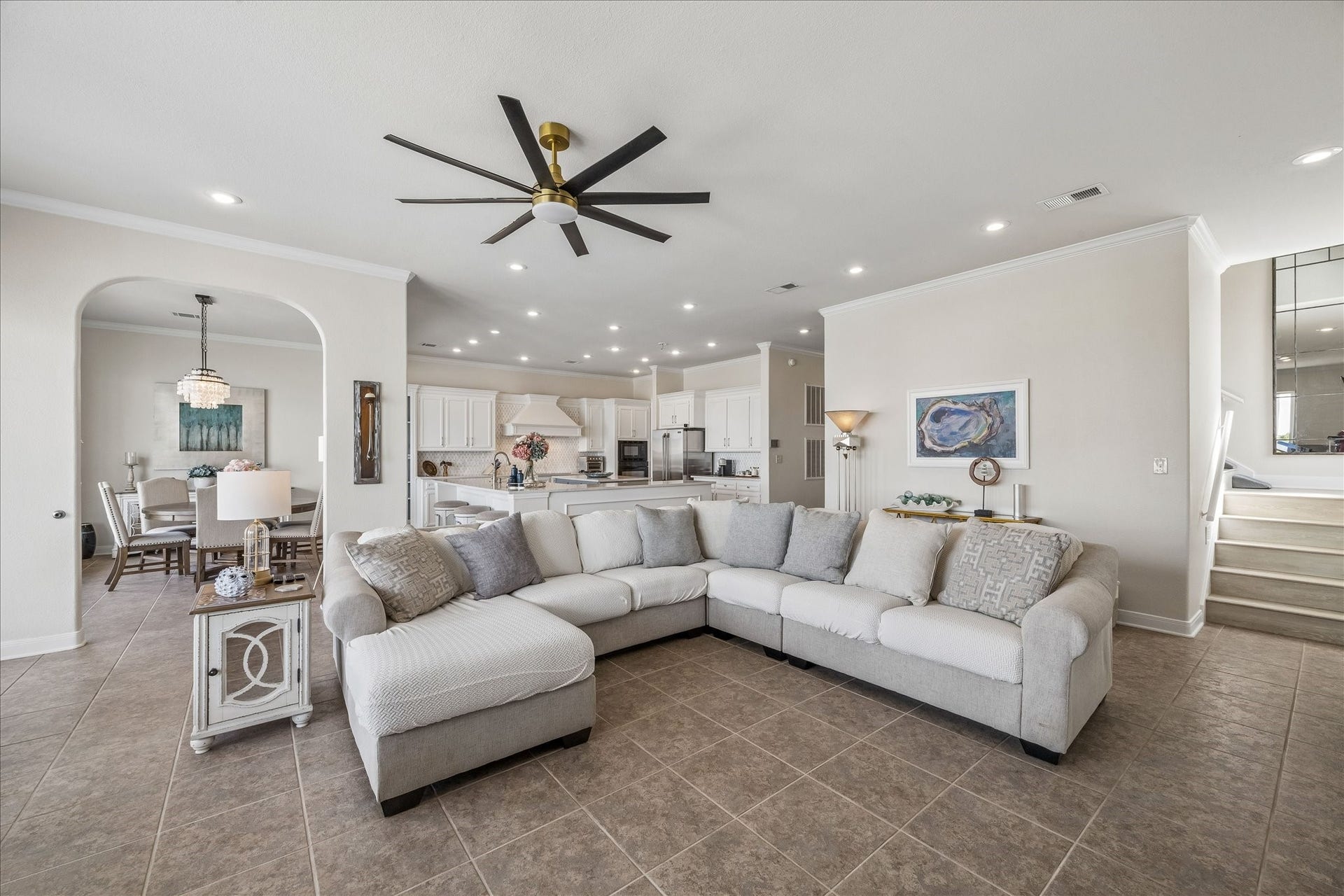 426 Sunset Circle, Tiki Island, TX 77554 A comfortable gathering space with a coastal feel, perfect for relaxing or entertaining while enjoying spectacular sunsets.