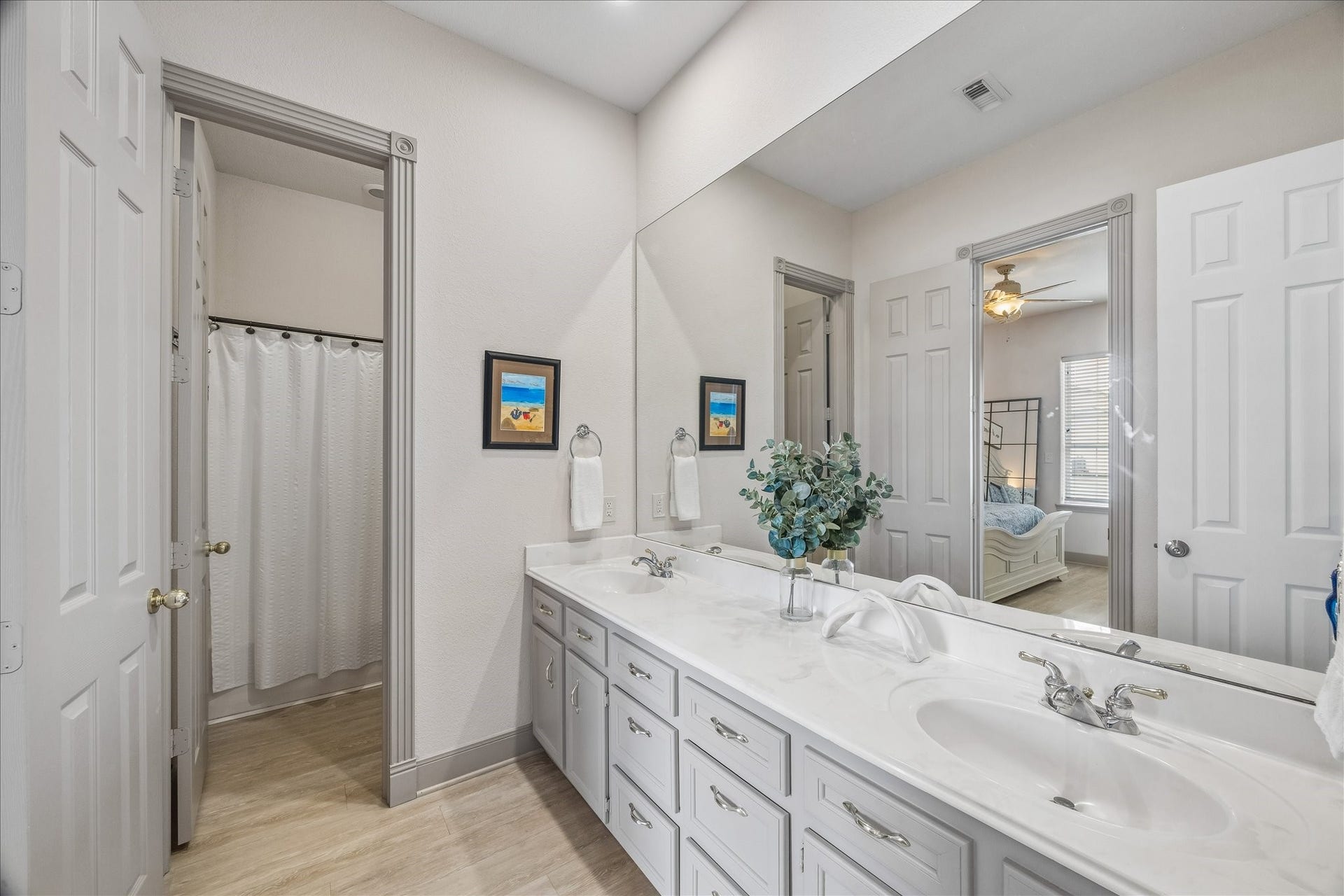 426 Sunset Circle, Tiki Island, TX 77554 2nd level guest bath gives access to both 2nd level bedrooms.