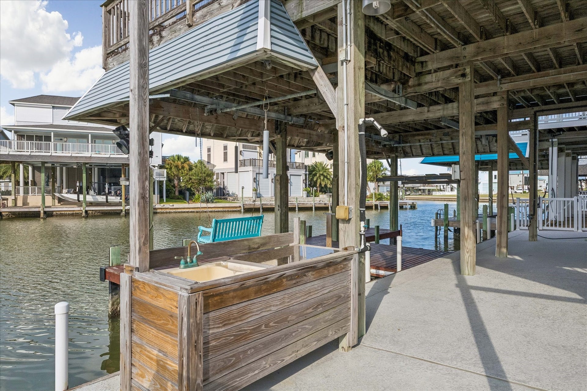426 Sunset Circle, Tiki Island, TX 77554 Fish-cleaning & prep station conveniently located near the dockside living area, with easy access to the Bay and outdoor entertaining spaces. A practical setup for cleaning the days catch after boating or fishing, with the double boathouse and waterfront just steps away! Four high-end fishing lights have been installed on the fishing pier.