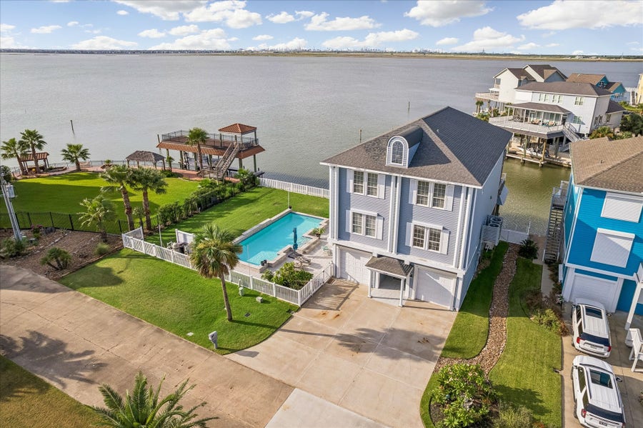 Property photo for 426 Sunset Circle, Tiki Island, TX