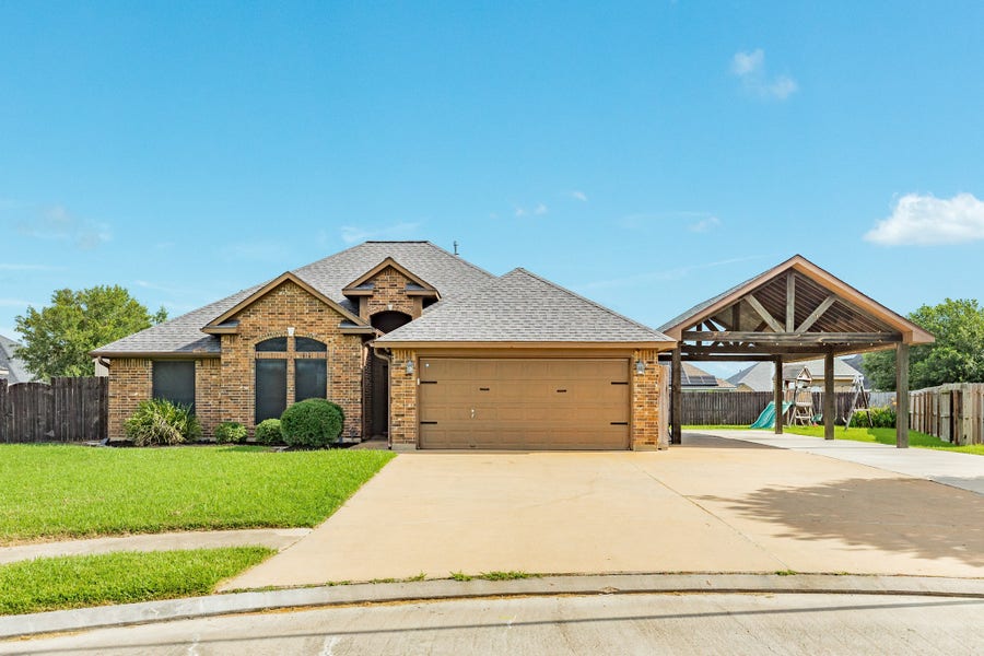 Property photo for 111 Goldfinch Ct, Richwood, TX