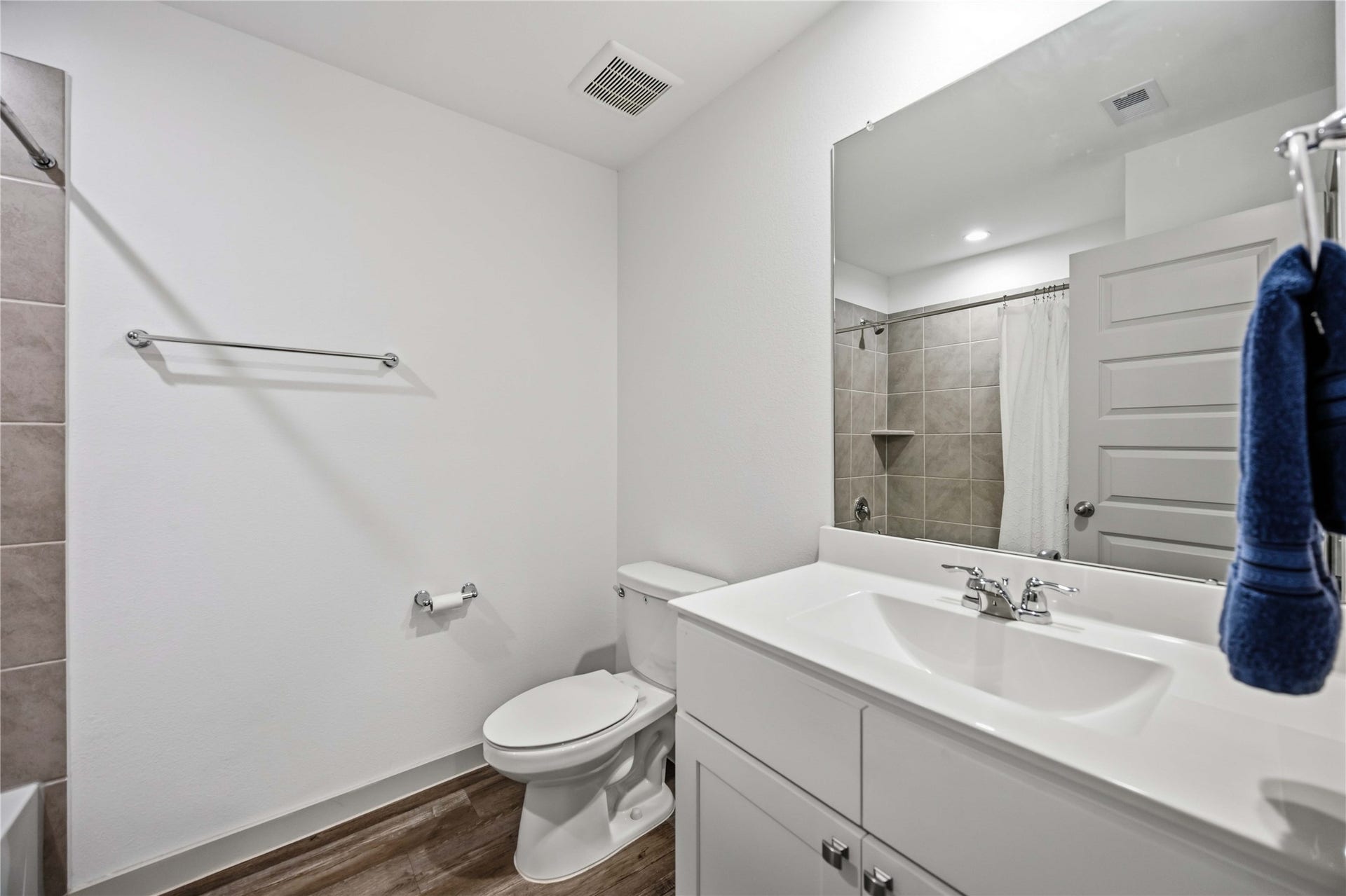 1029 Great Barracuda Lane, Alvin, TX 77511 The full guest bath with shower tub combination.