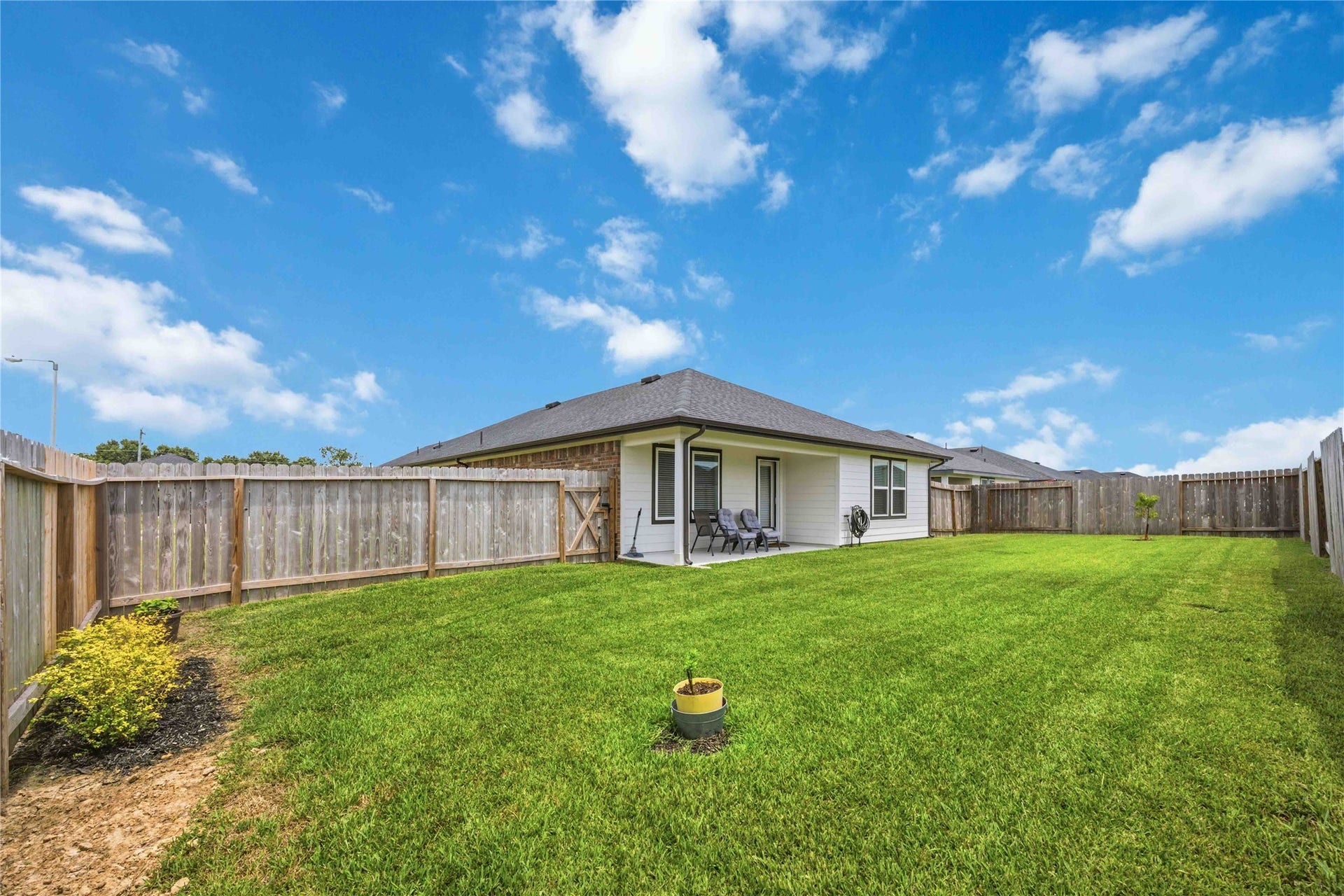 1029 Great Barracuda Lane, Alvin, TX 77511 Perfect for relaxing, gardening or entertaining