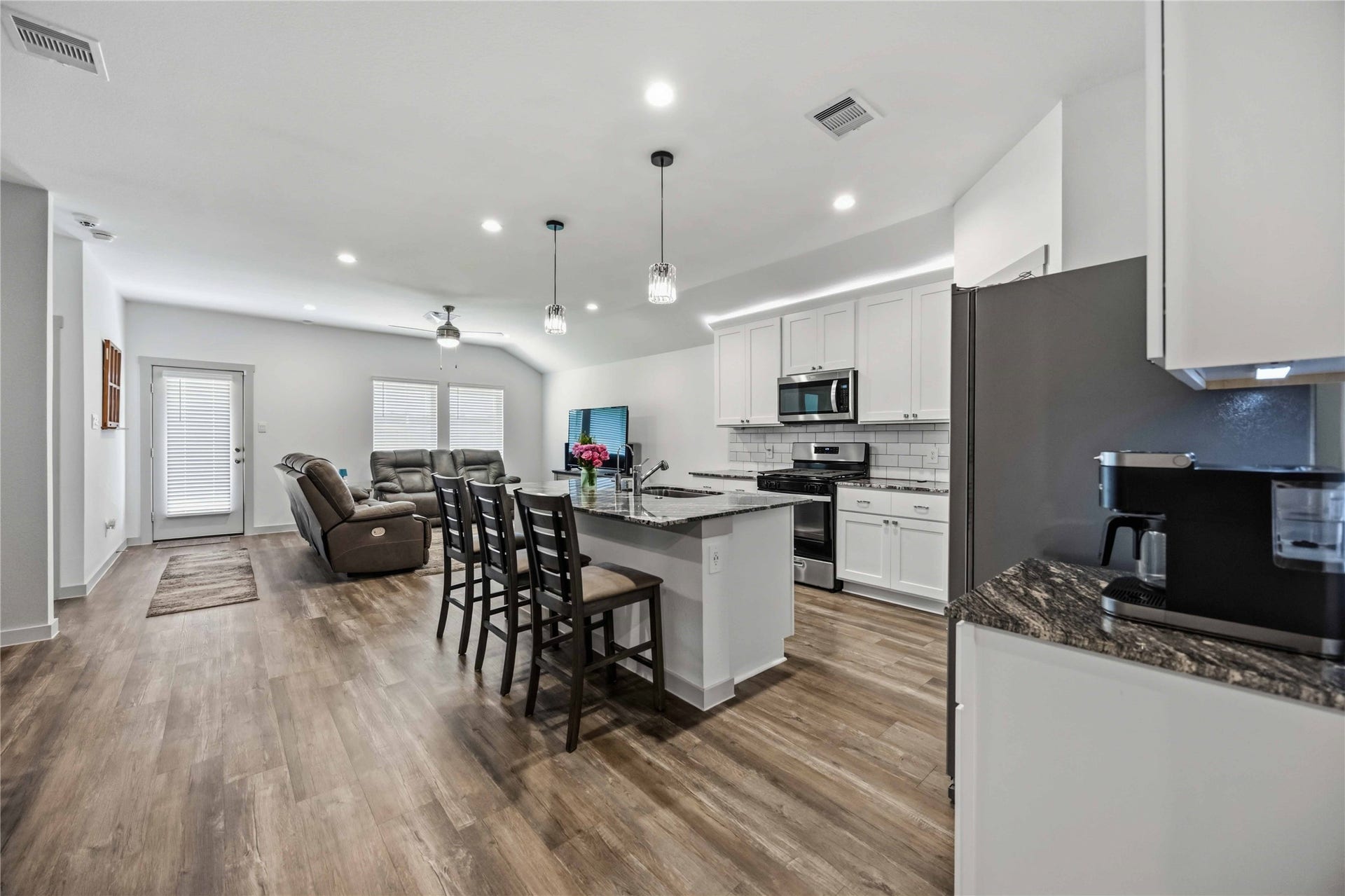 1029 Great Barracuda Lane, Alvin, TX 77511 This is an open concept home - offering updated pendant lighting over the bar.