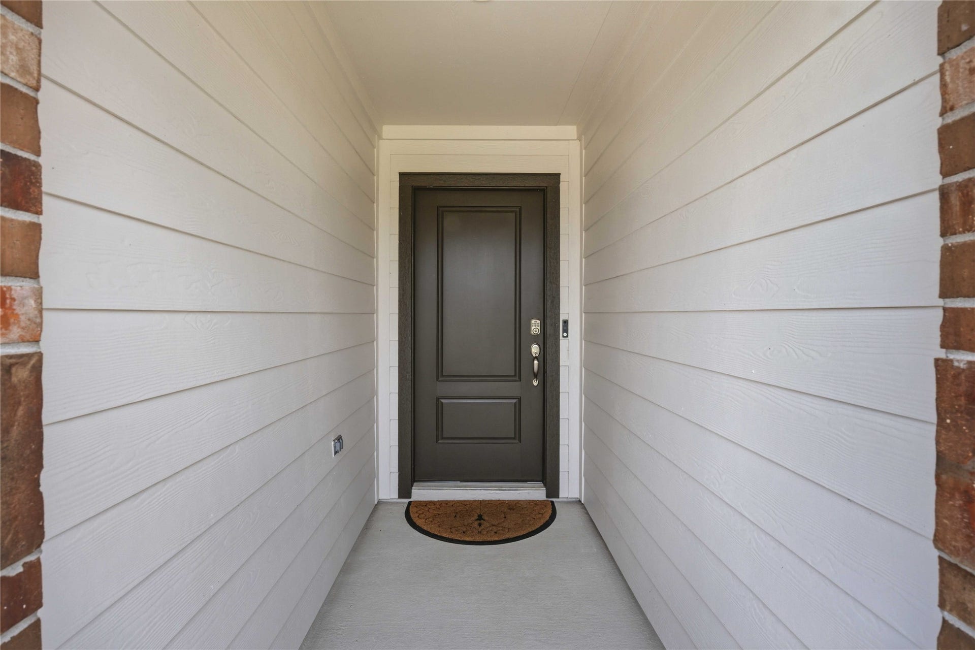1029 Great Barracuda Lane, Alvin, TX 77511 This home has been cared for. The Entry was freshly painted.