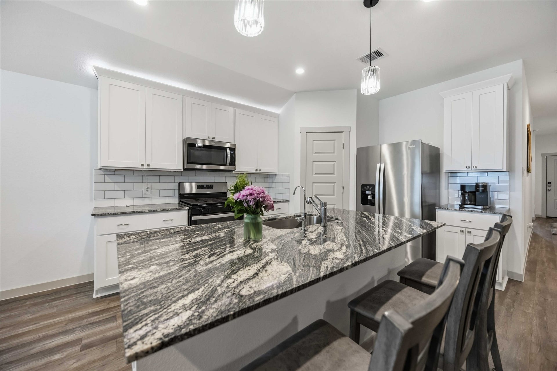 1029 Great Barracuda Lane, Alvin, TX 77511 The kitchen offers granite counter tops, coffee bar and custom tile backsplash.