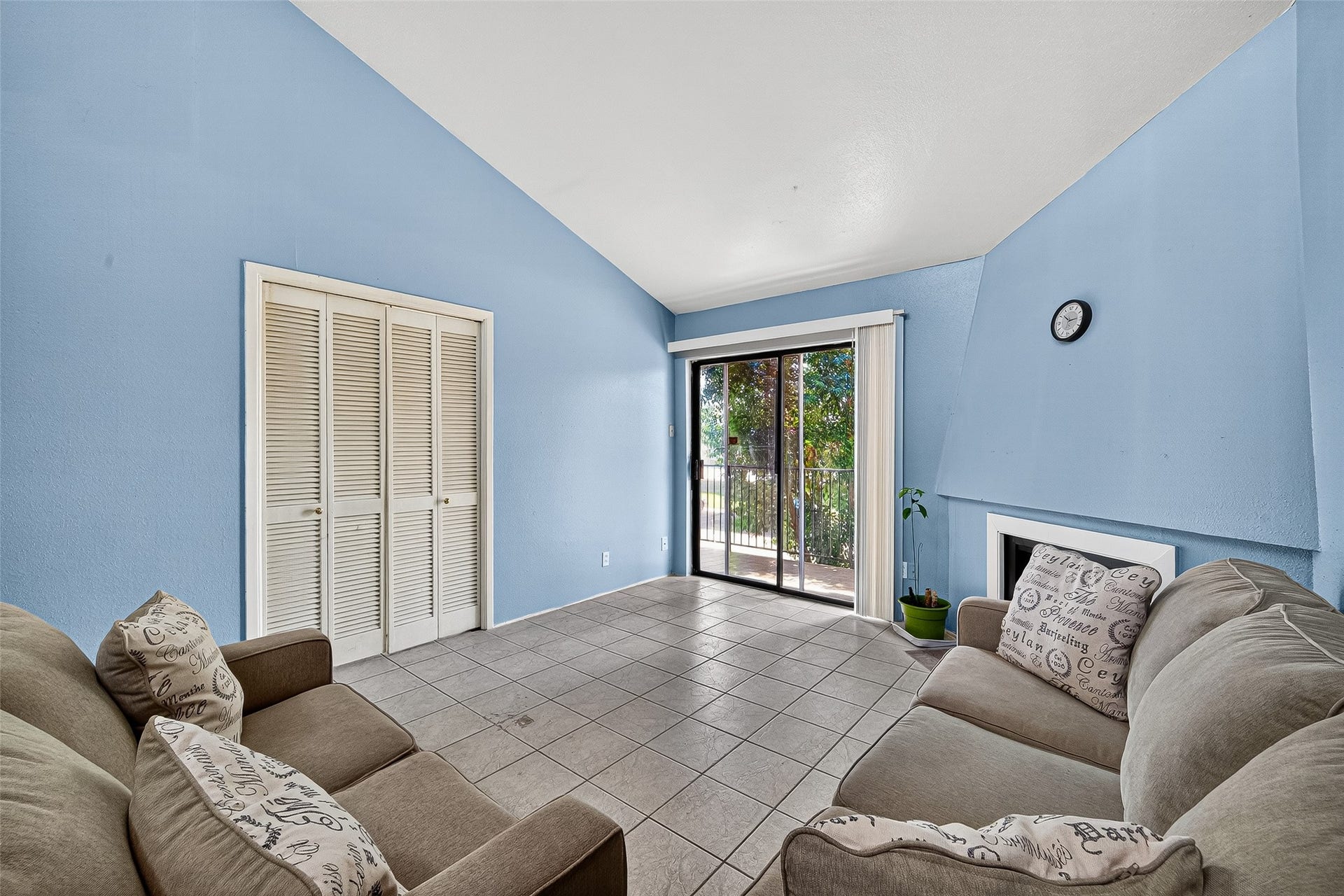 10075 Westpark Drive, #73, Houston, TX 77042 Living area with sliding glass door to the patio.