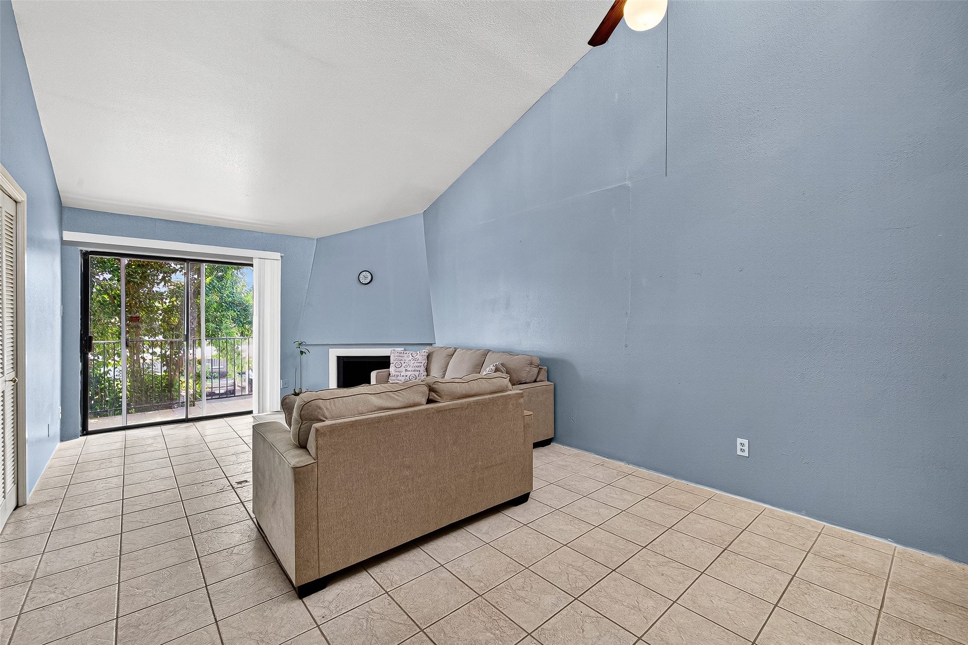 10075 Westpark Drive, #73, Houston, TX 77042 Living/dining room combination,