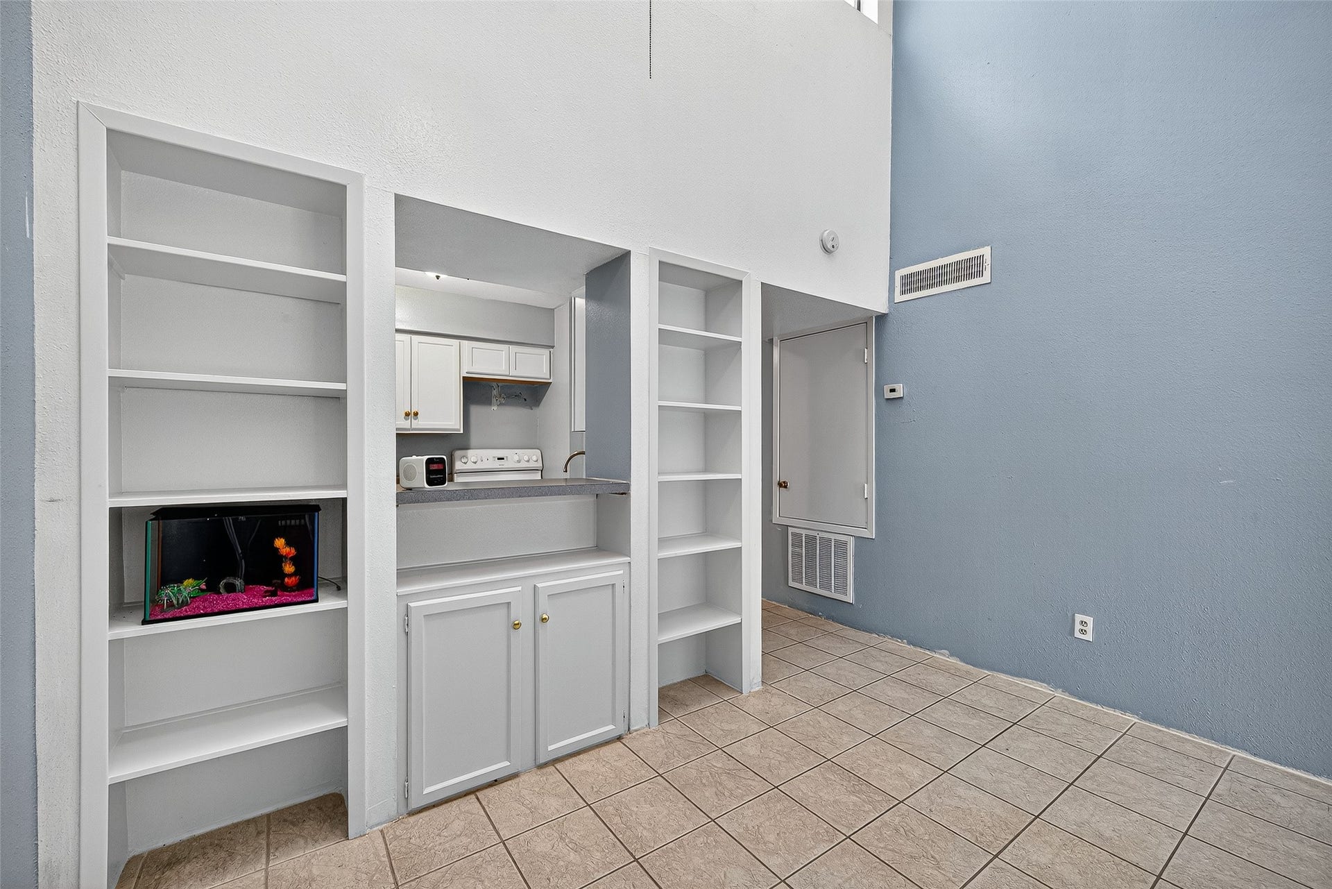 10075 Westpark Drive, #73, Houston, TX 77042 Functional built-in storage or bookshelf.