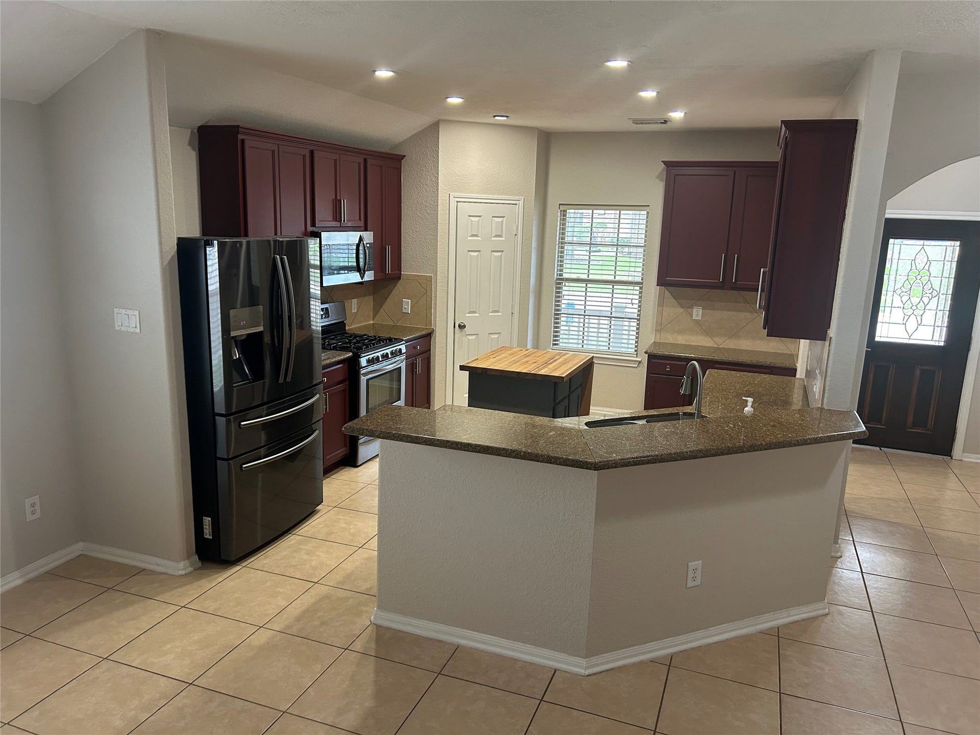11043 Starling Creek Drive, Richmond, TX 77406 Open-Concept Kitchen with Granite Countertops