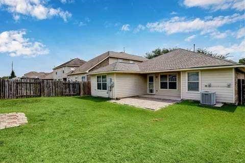 11043 Starling Creek Drive, Richmond, TX 77406 Spacious Backyard with Green Lawn