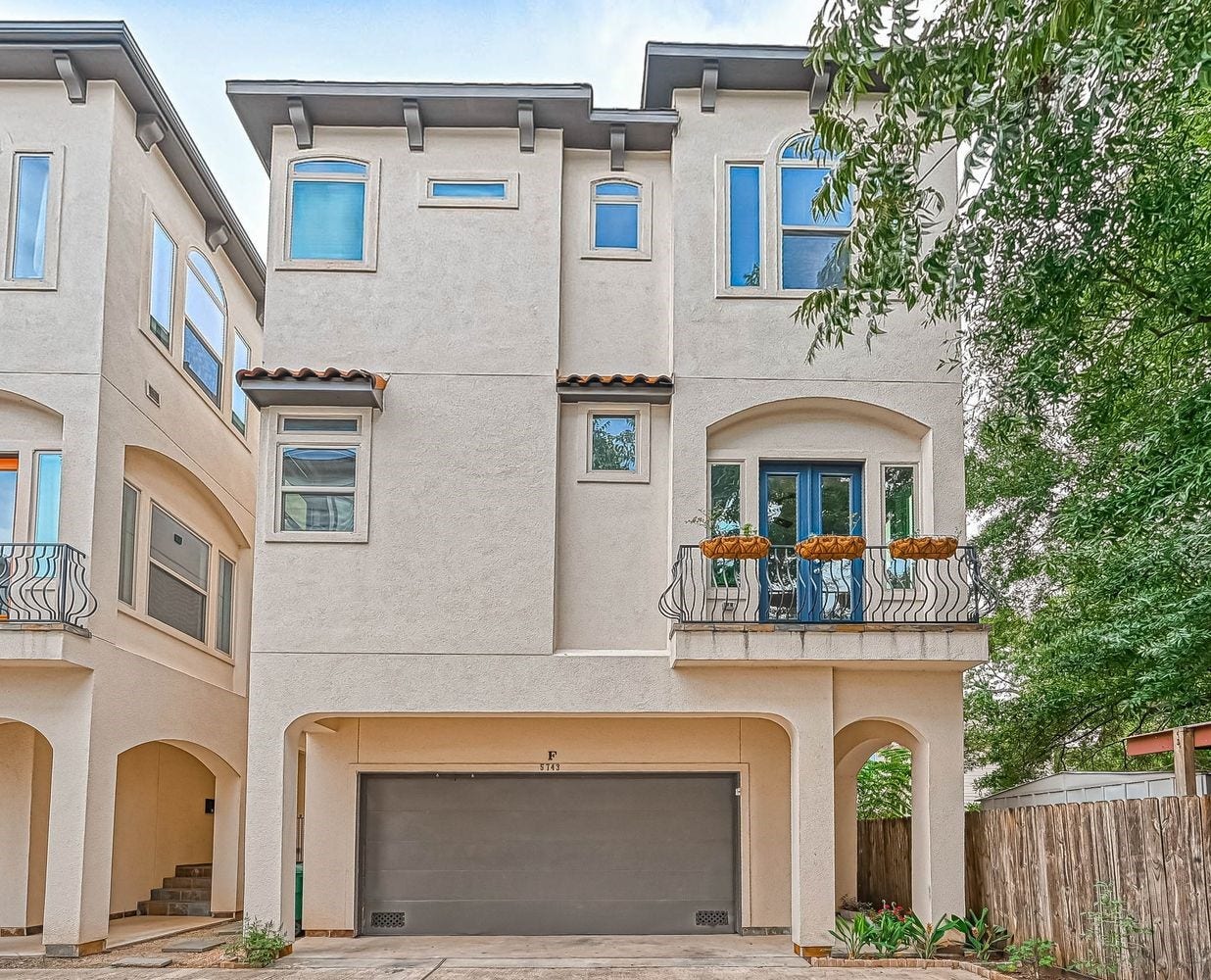 5743 Kiam Street, #F, Houston, TX 77007 Free standing, end unit with no HOA!