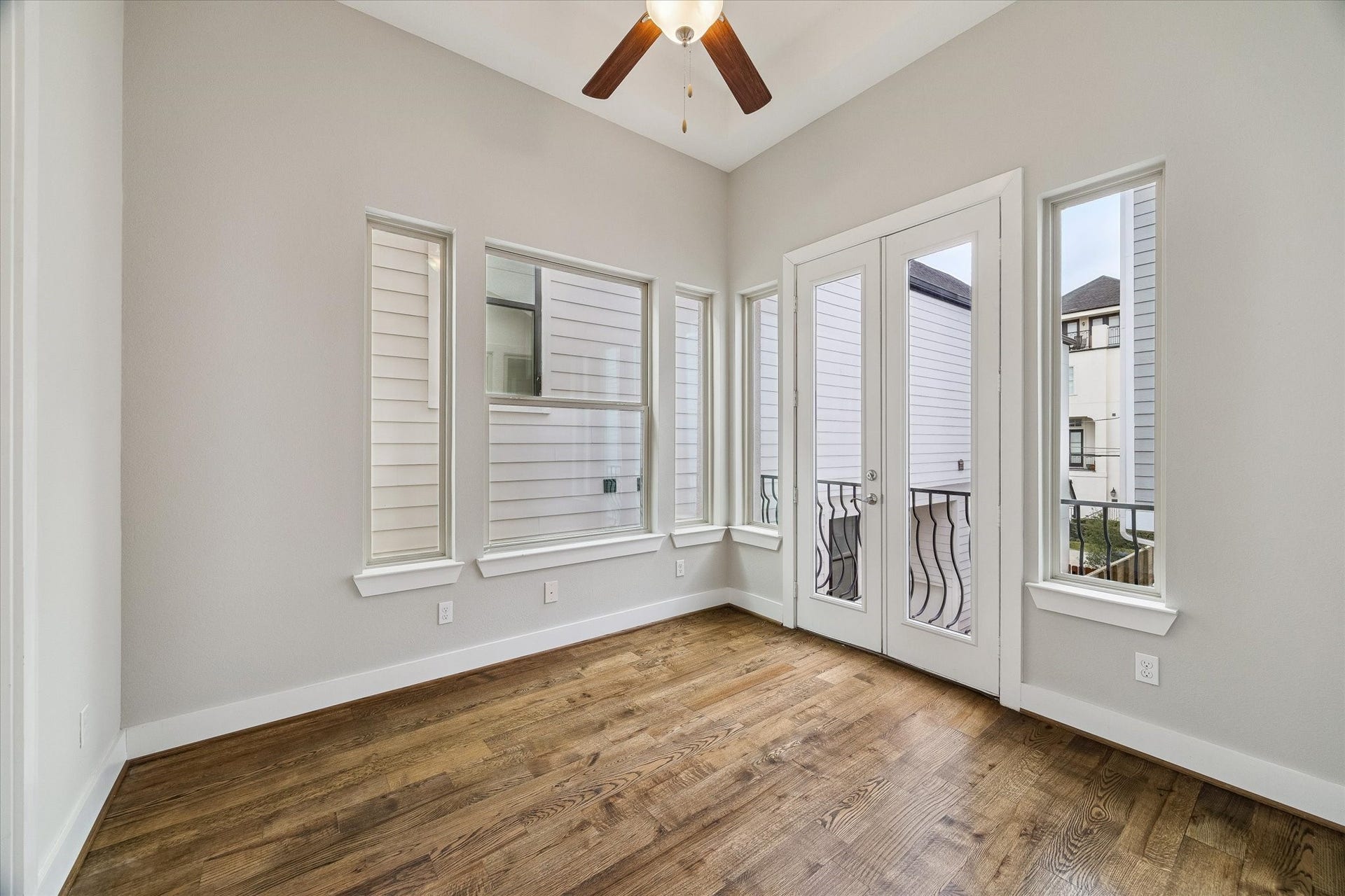 5743 Kiam Street, #F, Houston, TX 77007 Second bedroom off the kitchen with an ensuite bathroom. This room would make a great office or flex room and the full bathroom is perfect for guests.