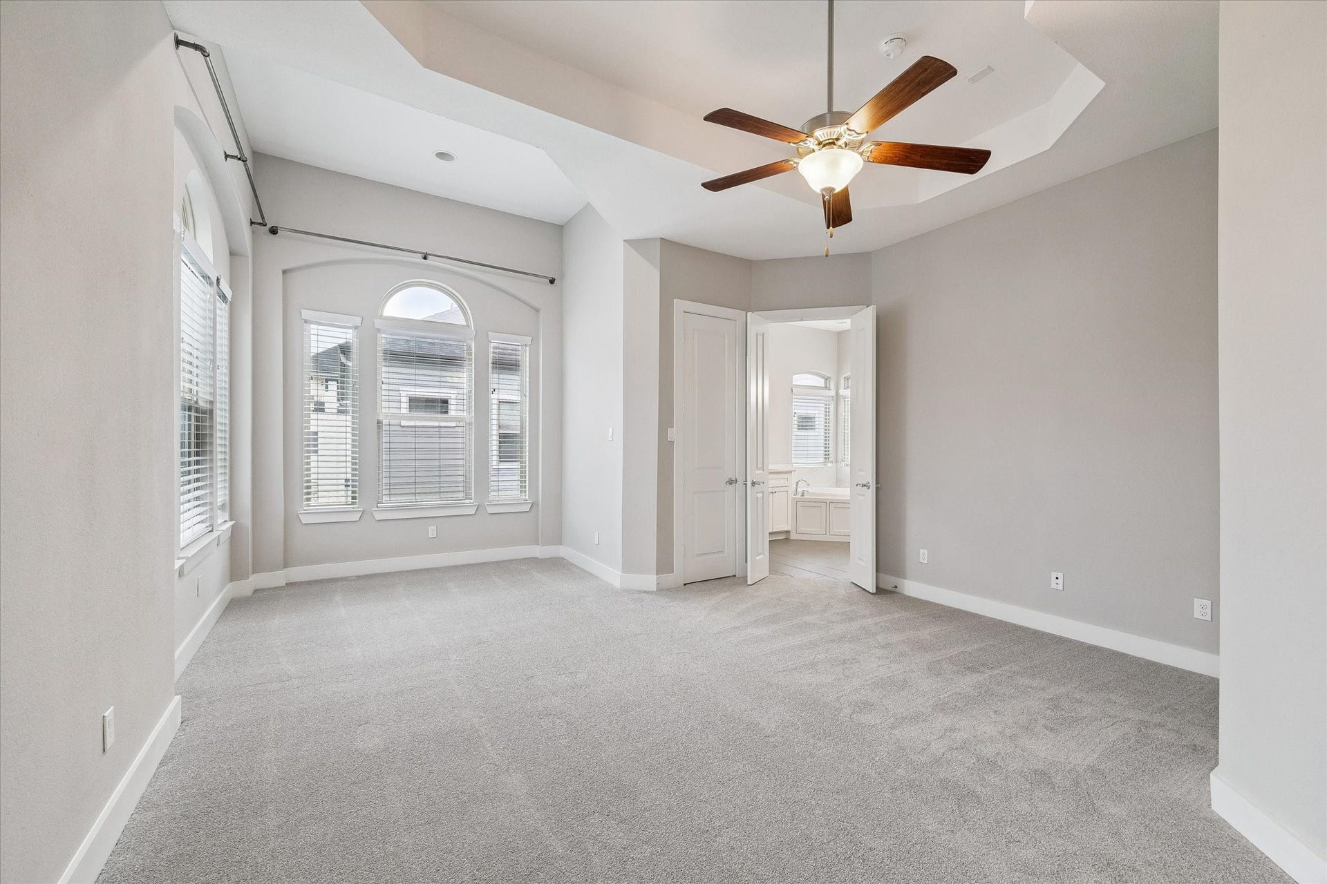 5743 Kiam Street, #F, Houston, TX 77007 Extremely spacious primary suite with 2 walk-in closets and a sitting area.