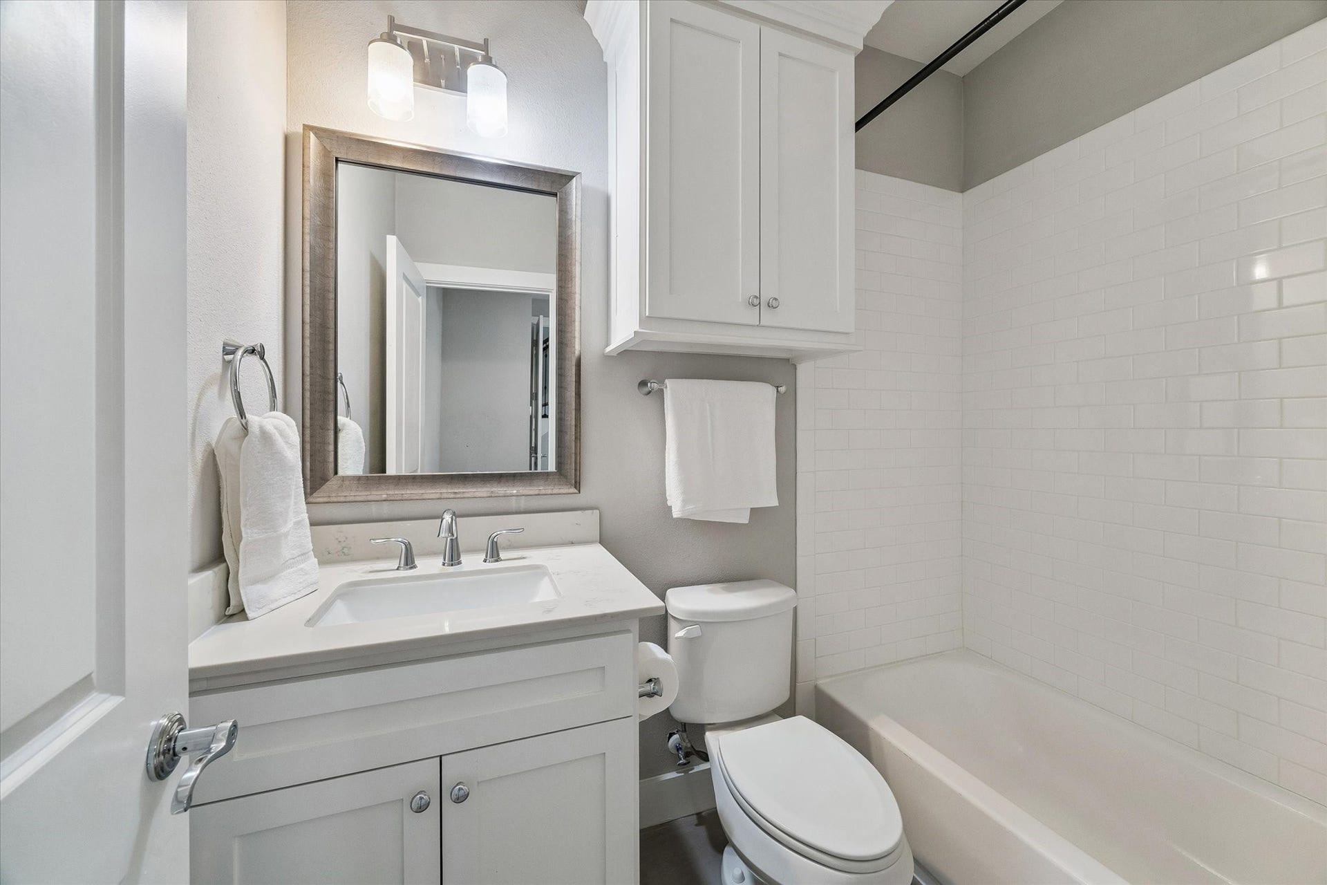 5743 Kiam Street, #F, Houston, TX 77007 First floor ensuite bathroom
