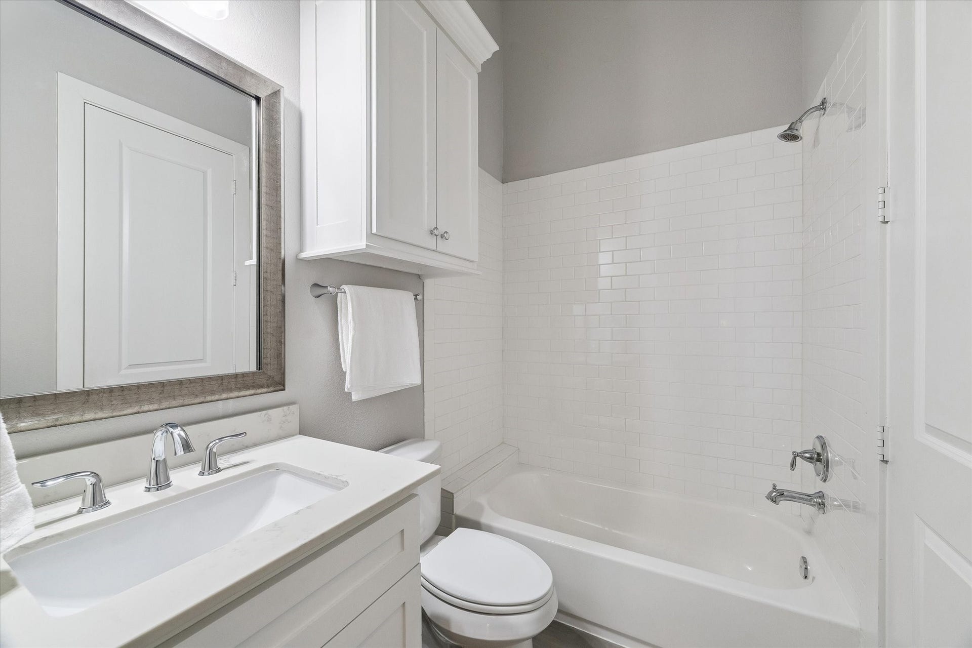 5743 Kiam Street, #F, Houston, TX 77007 Full bathroom on the second floor by the kitchen.