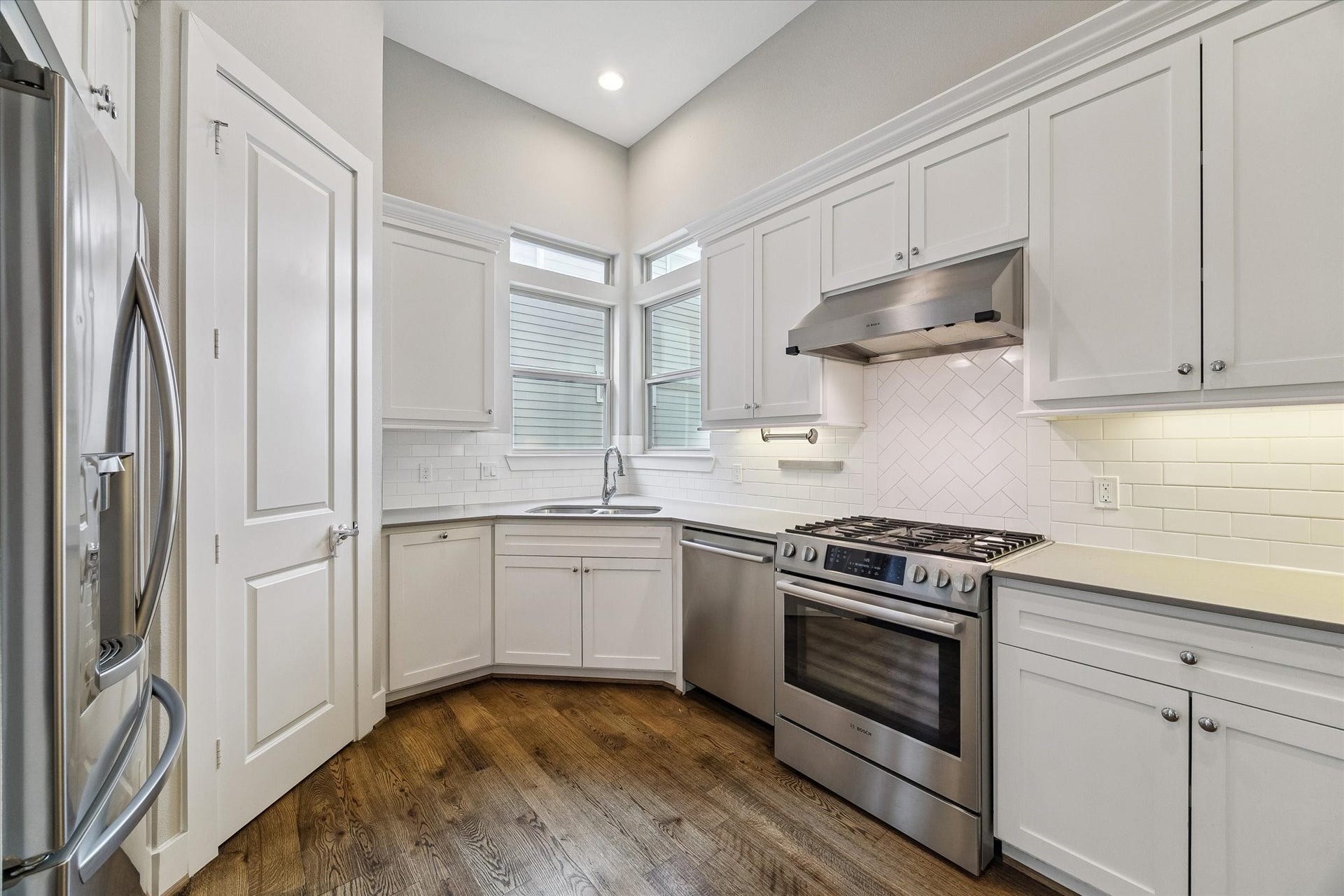 5743 Kiam Street, #F, Houston, TX 77007 Beautiful, modern kitchen with stainless steel appliances and gas range.