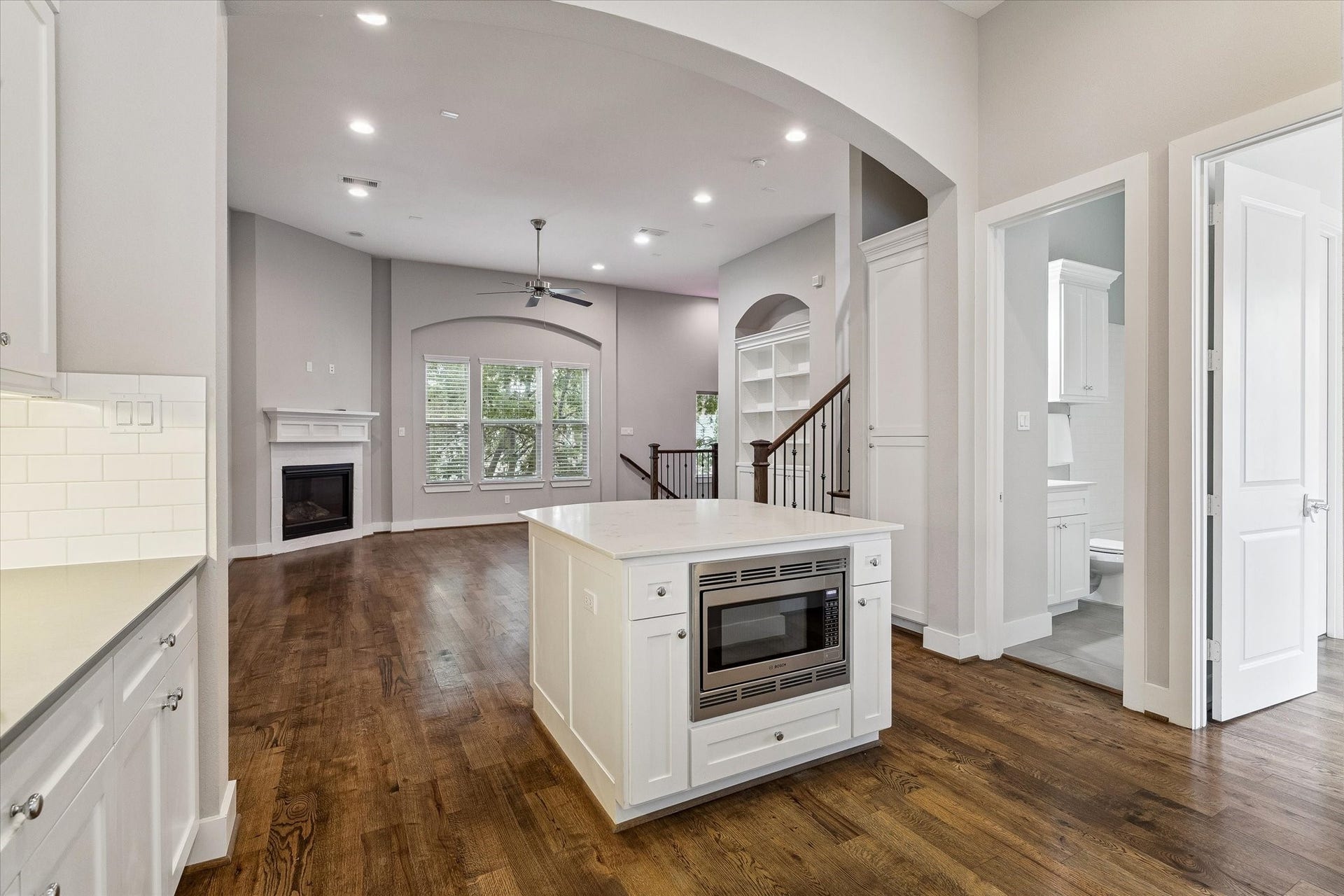 5743 Kiam Street, #F, Houston, TX 77007 The kitchen opens up to the living room.