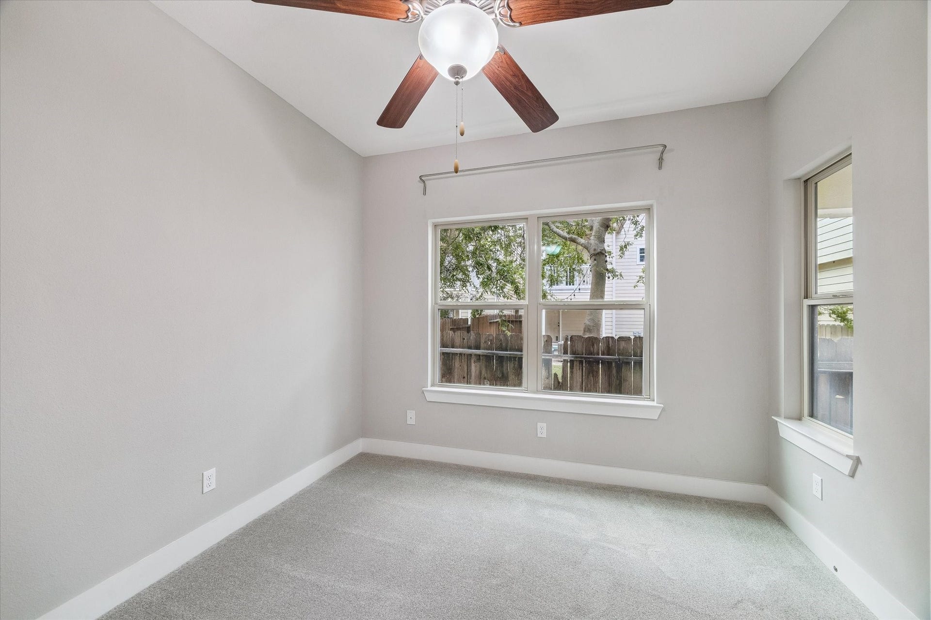 5743 Kiam Street, #F, Houston, TX 77007 First floor bedroom with a large closet and an ensuite bathroom.