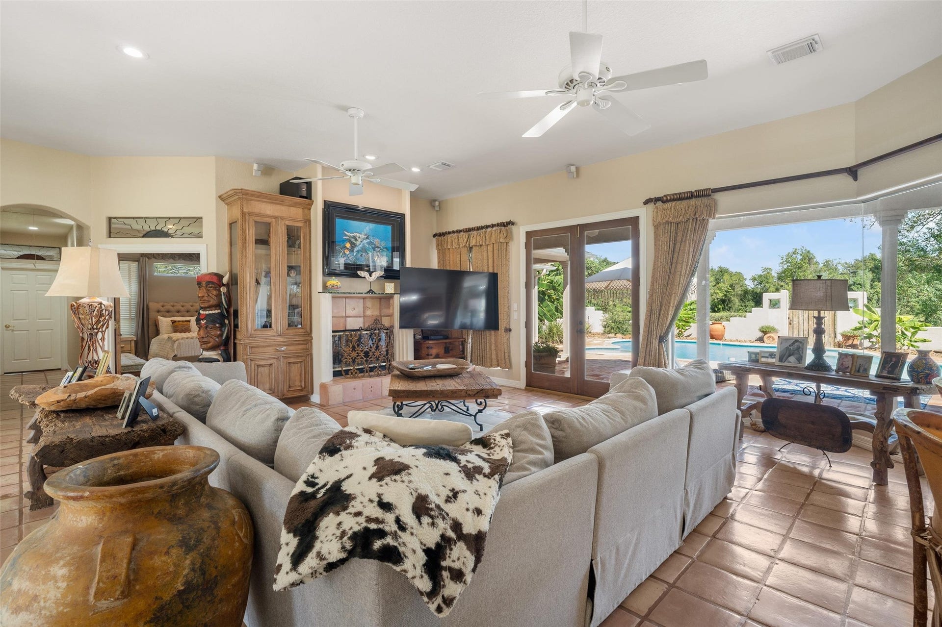2150 Hewitt Street, League City, TX 77573 Light and airy living room space