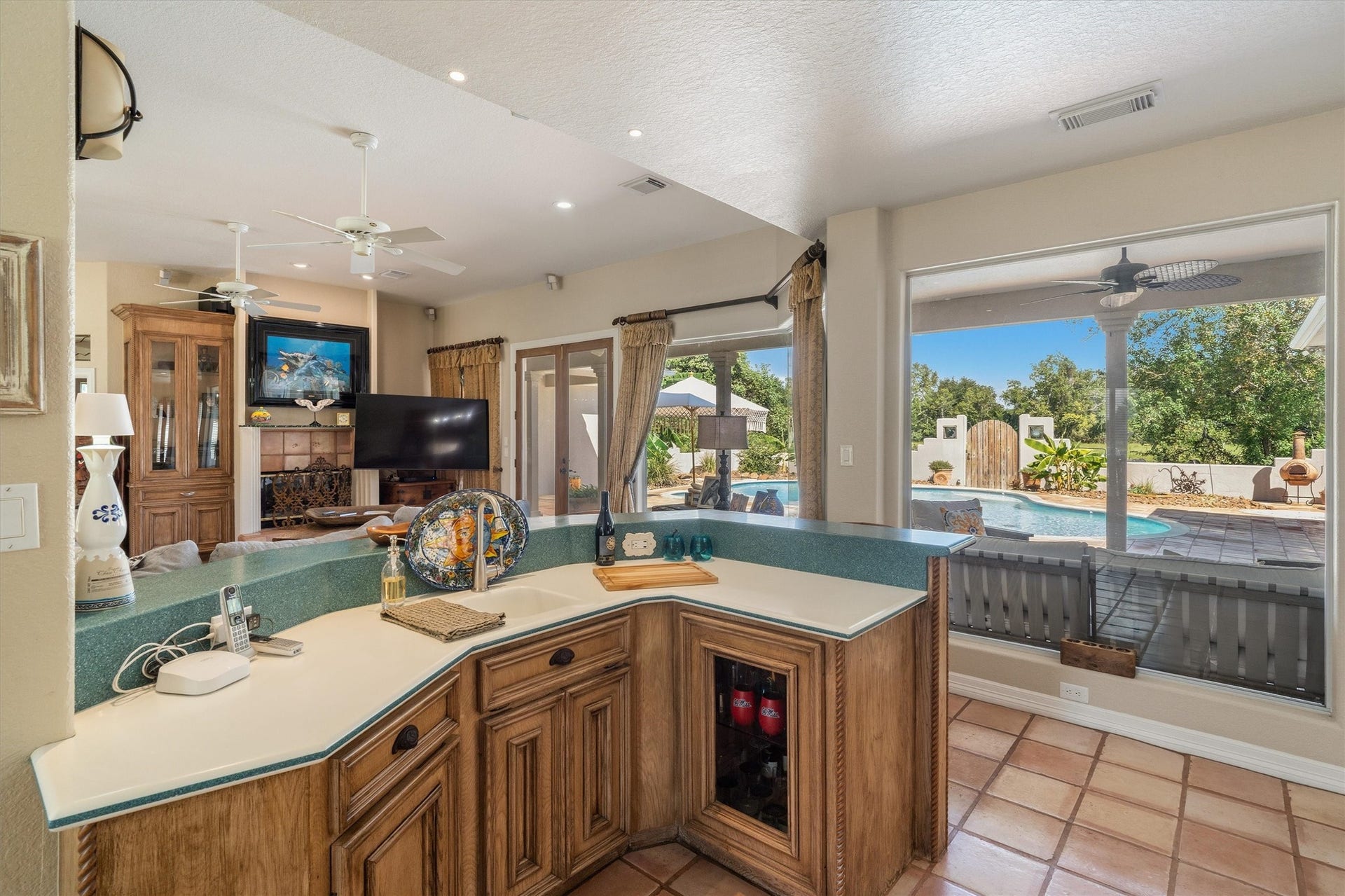 2150 Hewitt Street, League City, TX 77573 Kitchen overlooking the living room area
