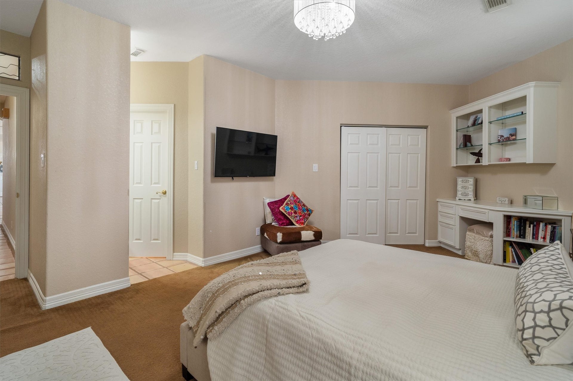 2150 Hewitt Street, League City, TX 77573 Secondary en suite with Jack and Jill bathroom