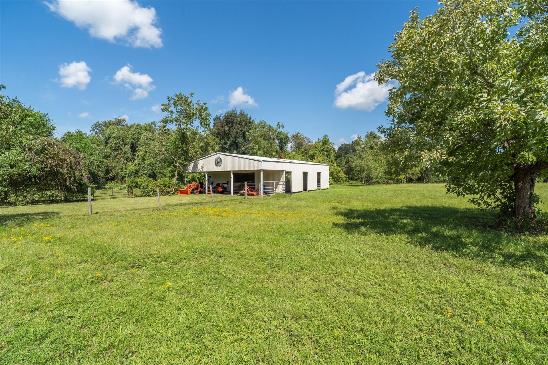 2150 Hewitt Street, League City, TX 77573 3,000 sq ft shop with its own private entrance! Easy commute to work space!
