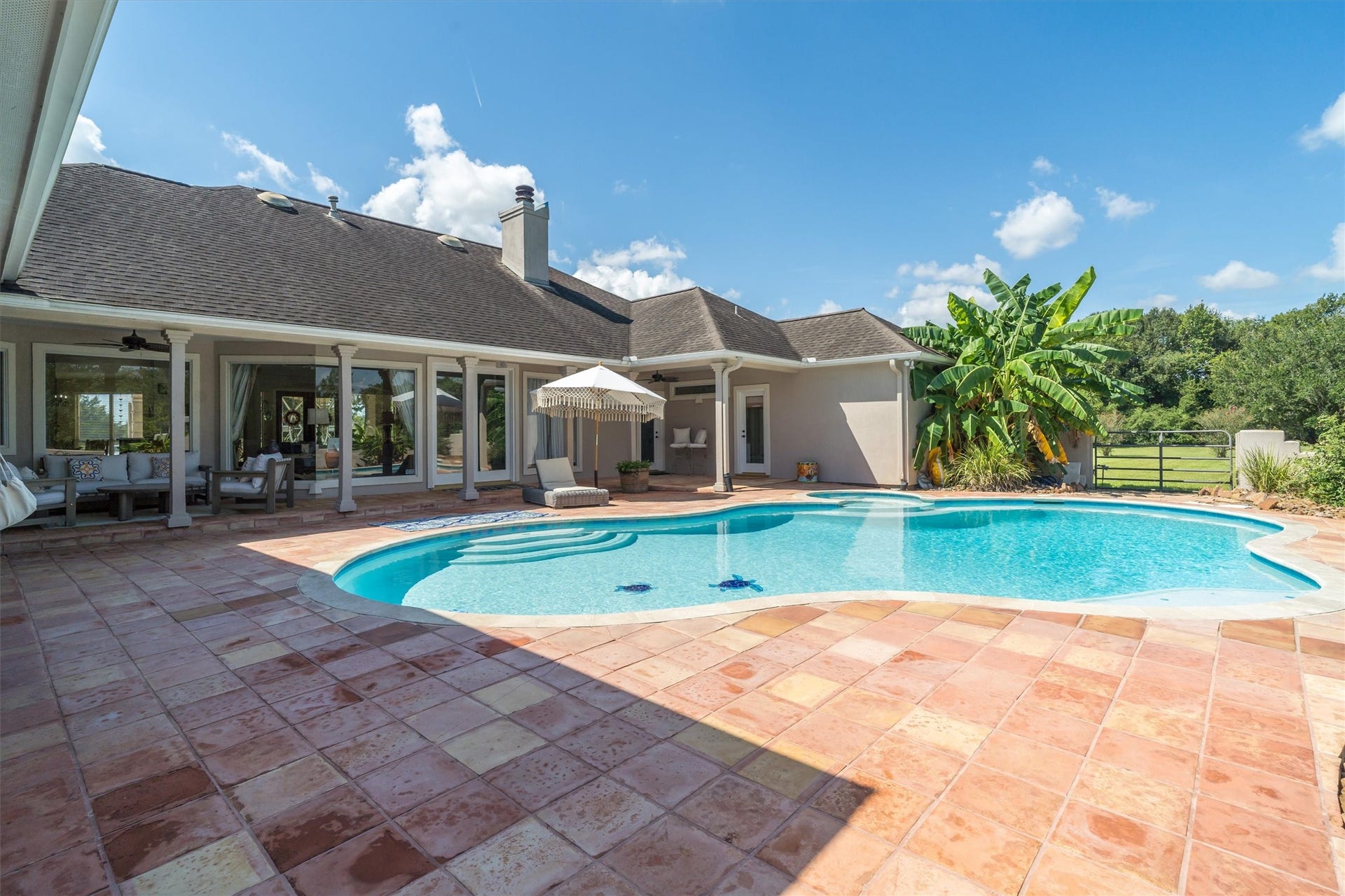 2150 Hewitt Street, League City, TX 77573 Sparkling pool/spa!